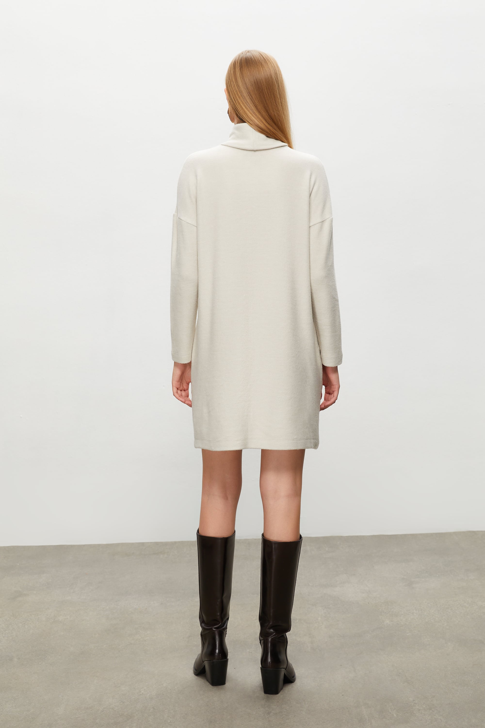 DİK YAKA MİNİ ÖRME ELBİSE