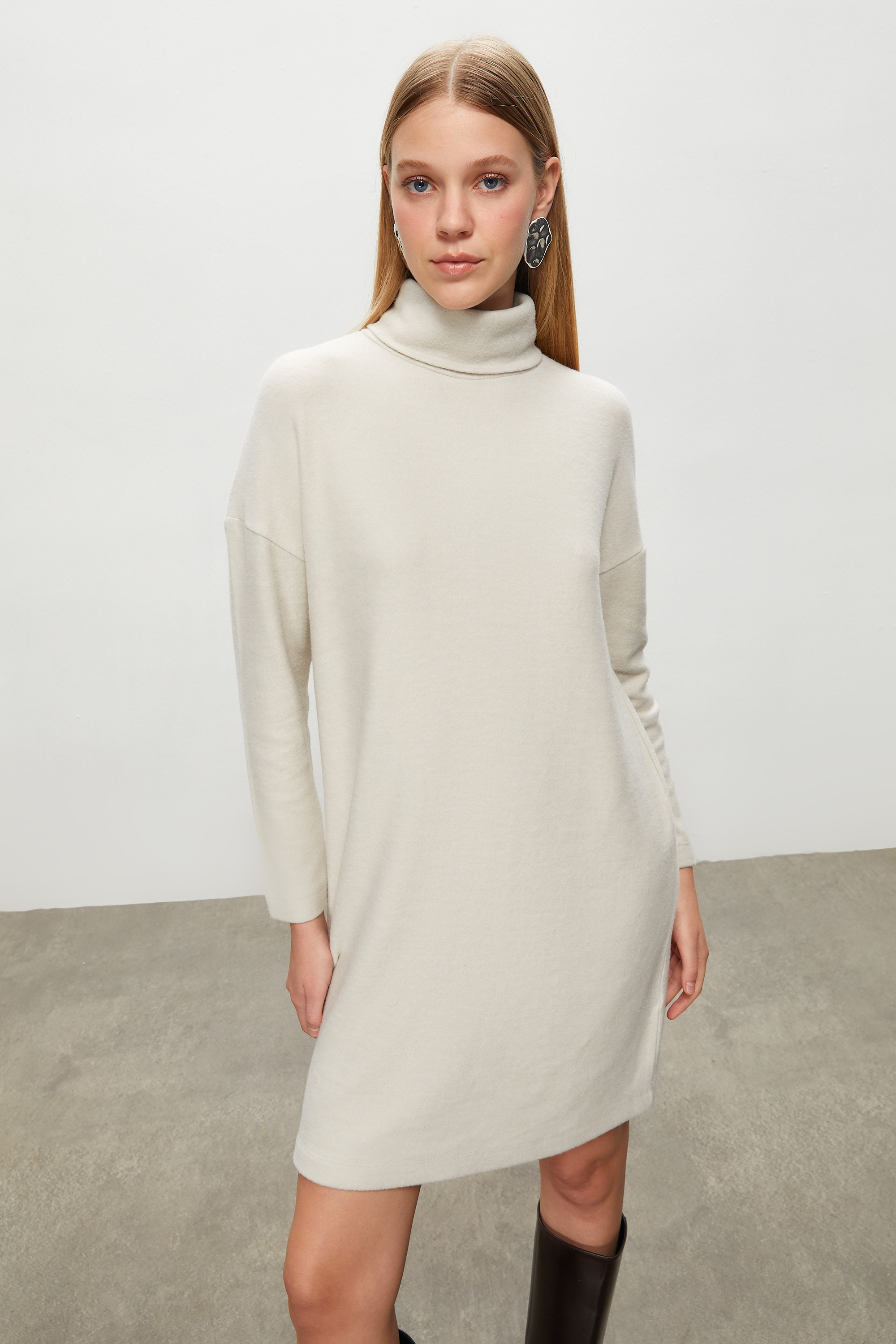 DİK YAKA MİNİ ÖRME ELBİSE