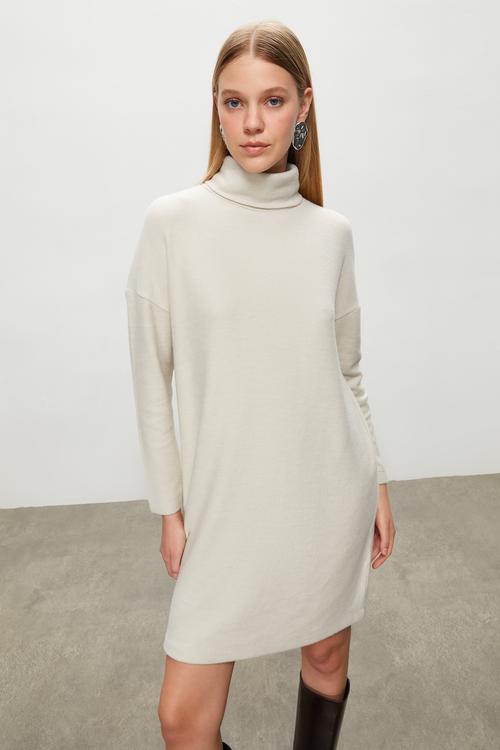  DİK YAKA MİNİ ÖRME ELBİSE