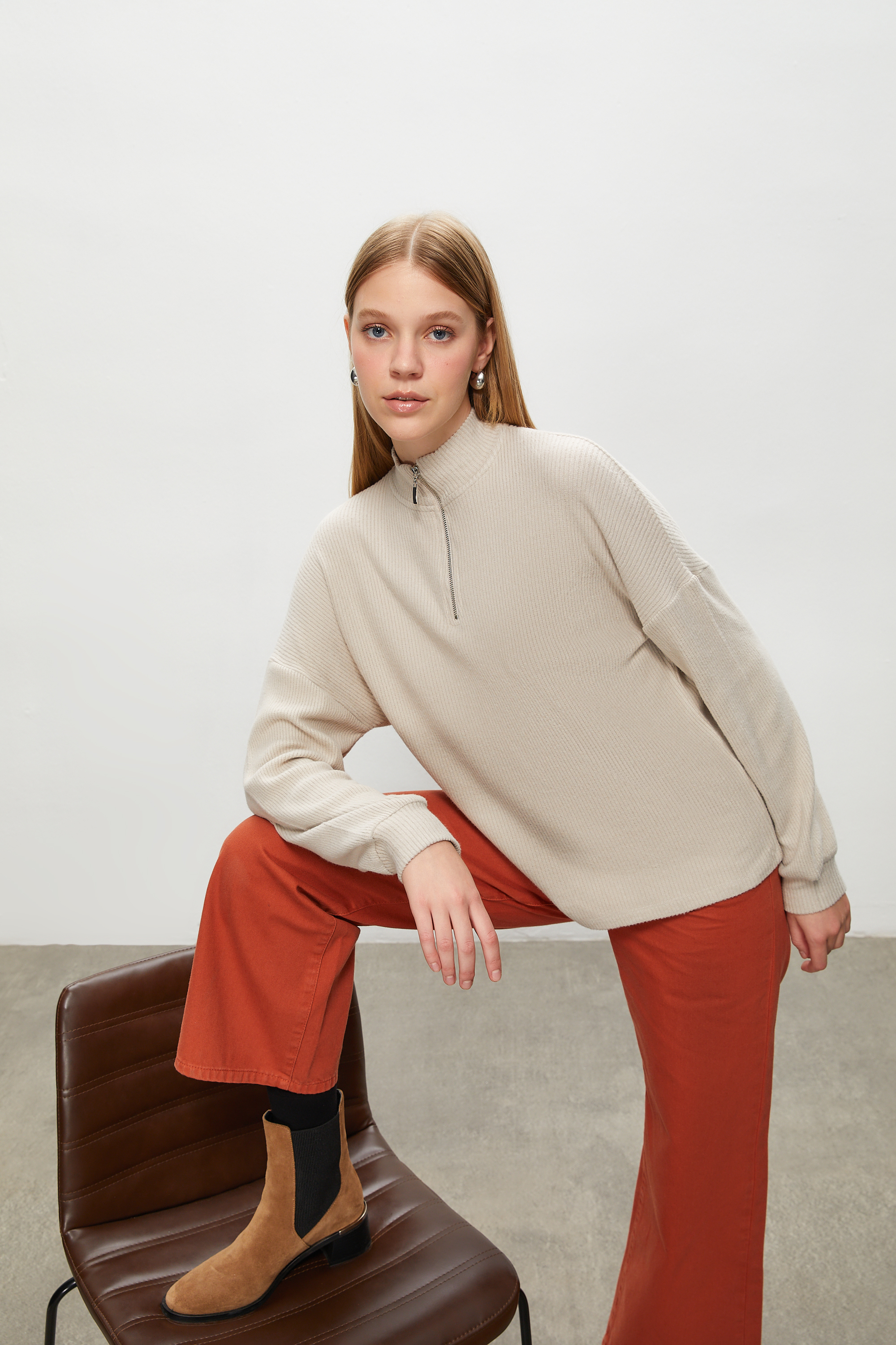 DİK YAKA FERMUARLI SWEATSHIRT