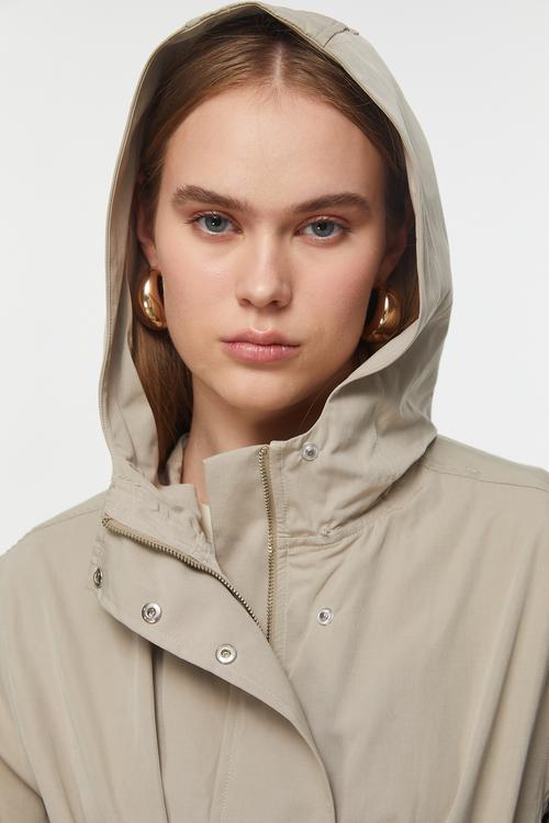  BELİ BAĞLAMALI KAPÜŞONLU MONT