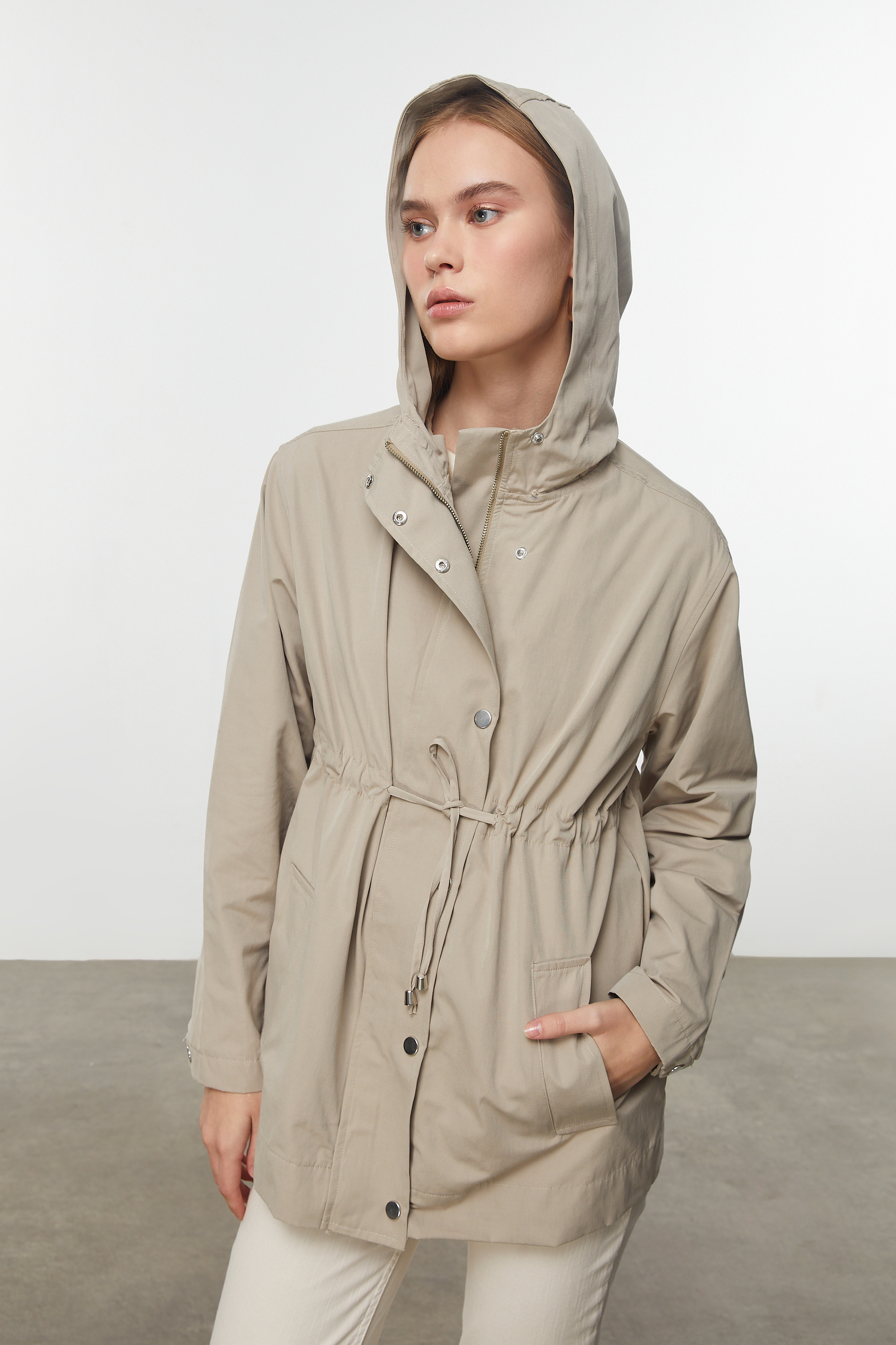 BELİ BAĞLAMALI KAPÜŞONLU MONT