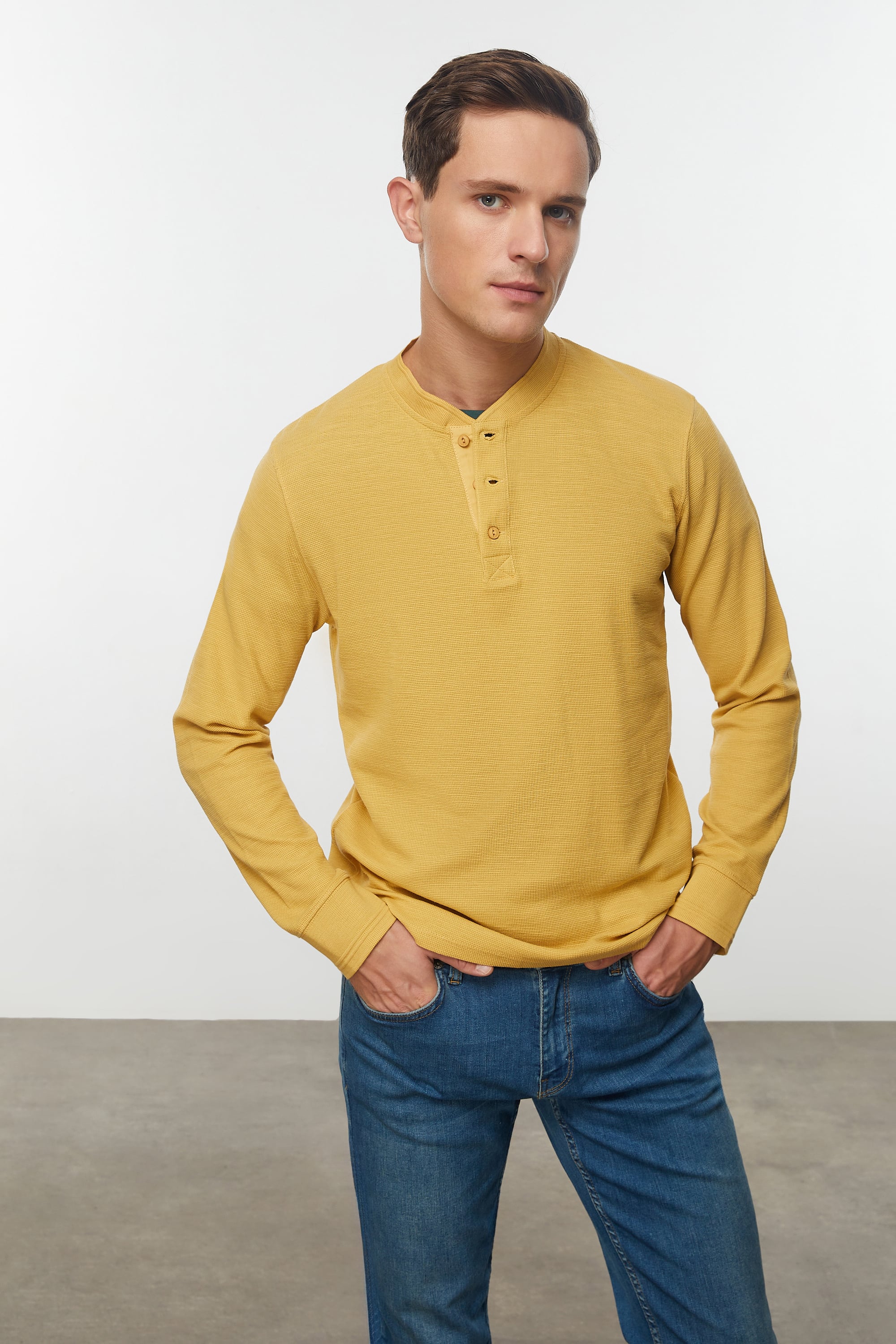 DÜĞMELİ UZUN KOLLU T-SHIRT