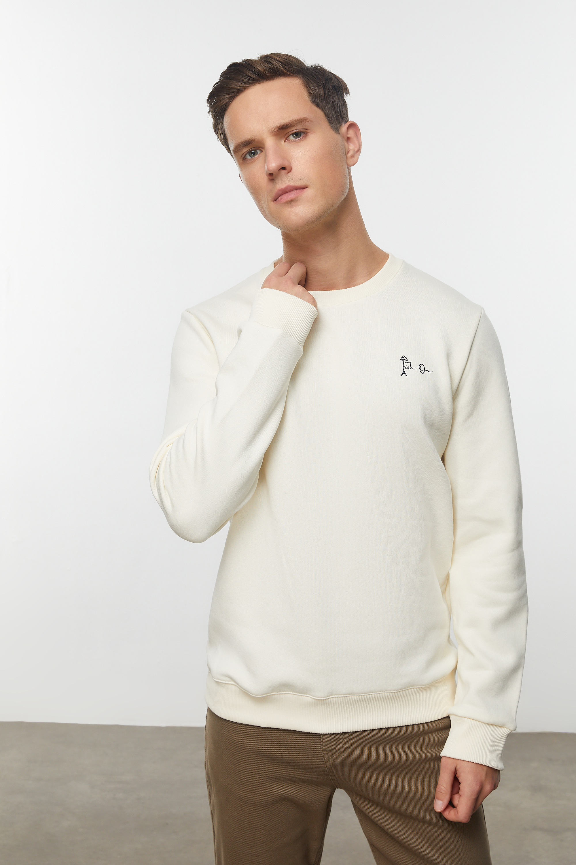 NAKIŞ DETAYLI BİSİKLET YAKA SWEATSHIRT