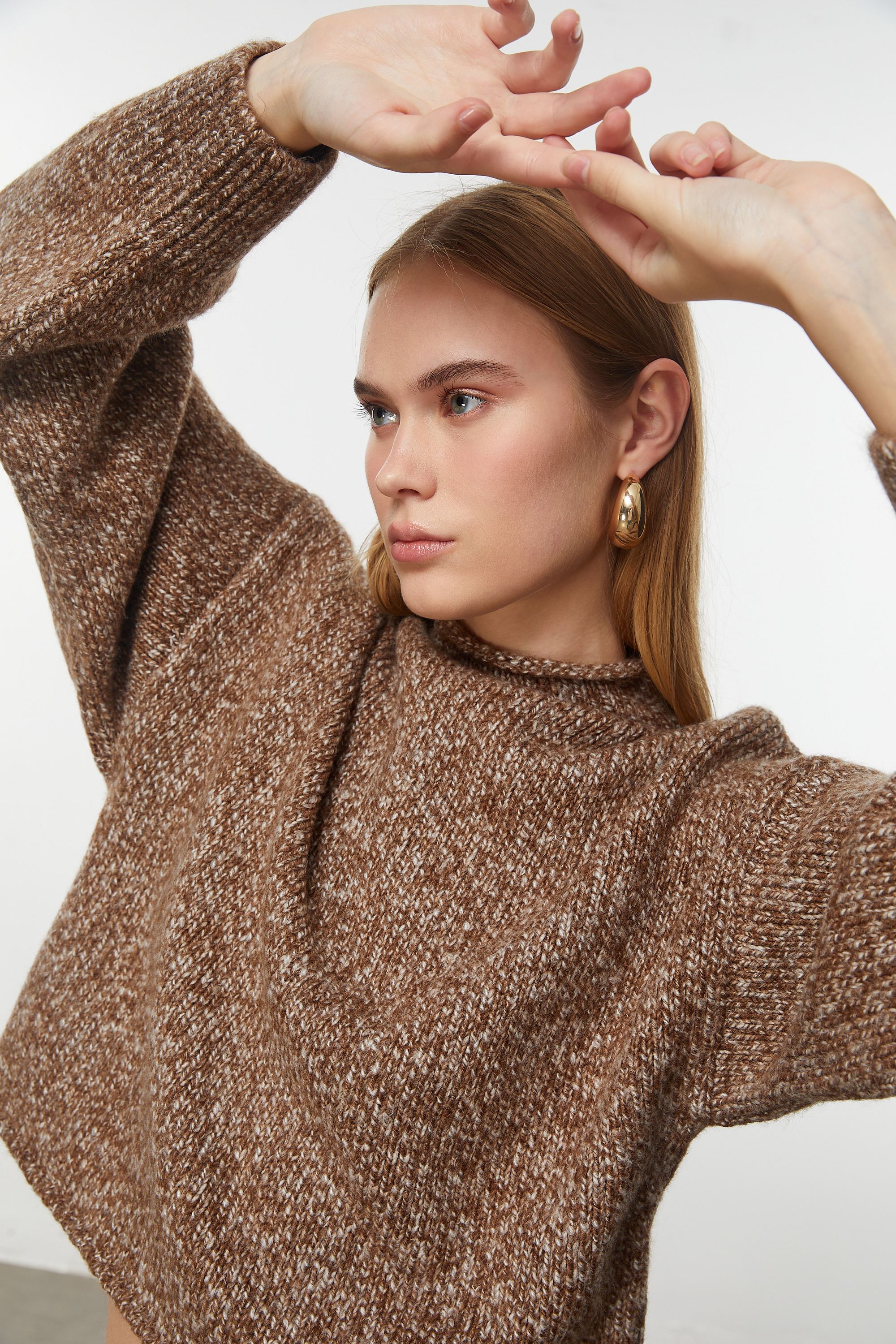 DİK YAKA TRİKO KAZAK