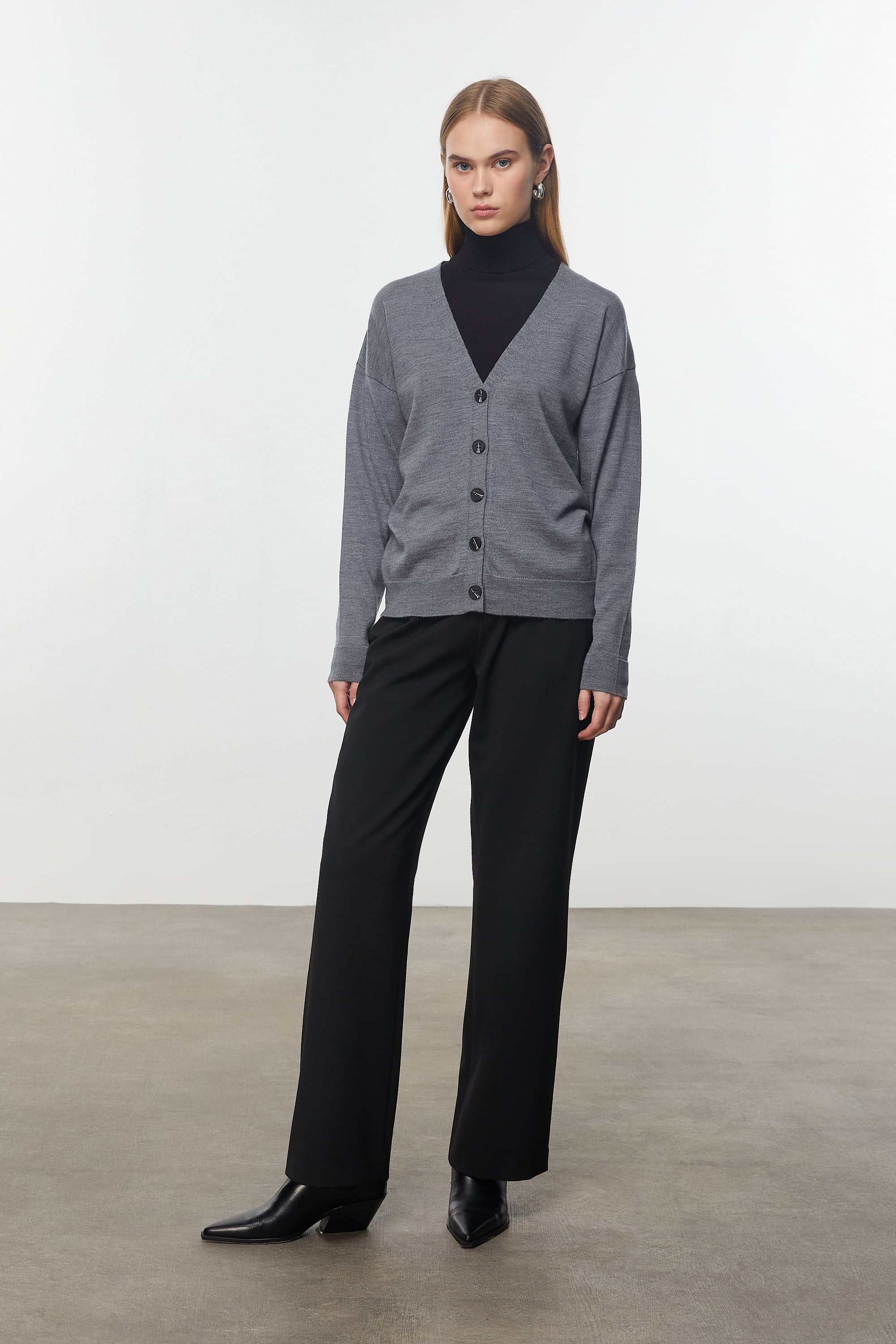 V YAKA MERİNO YÜN HIRKA