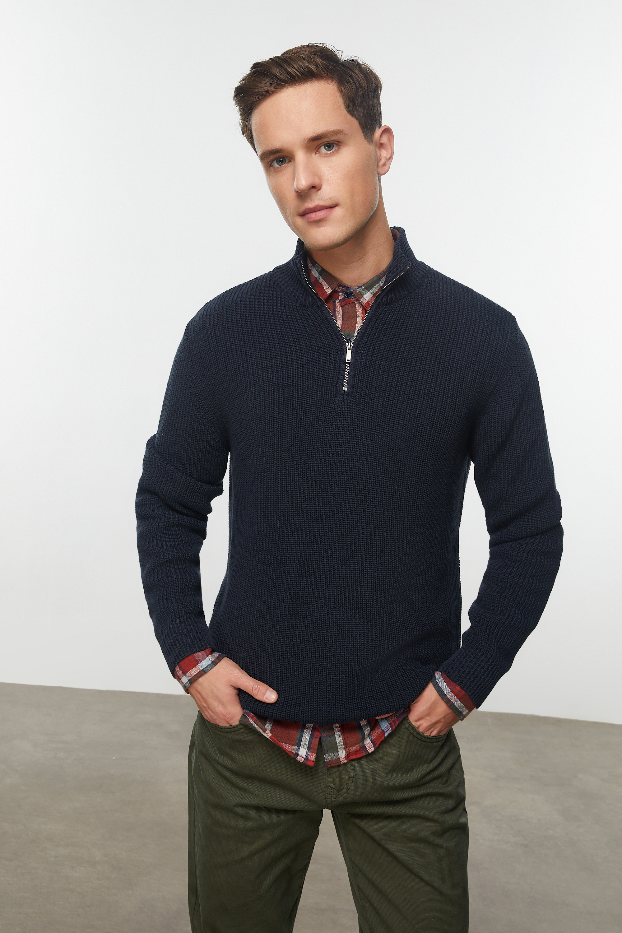 YARIM FERMUARLI DİK YAKA TRİKO KAZAK