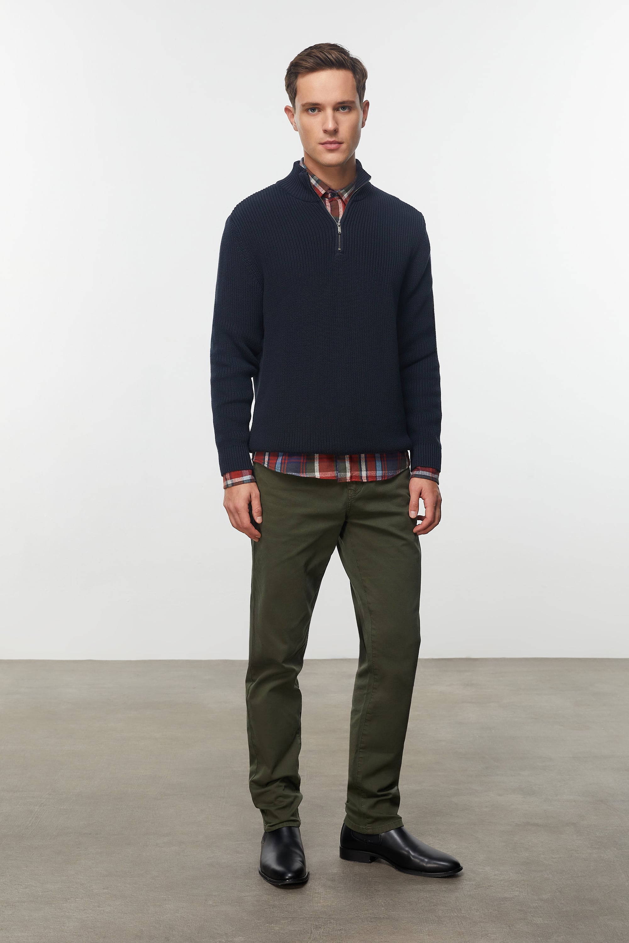 YARIM FERMUARLI DİK YAKA TRİKO KAZAK