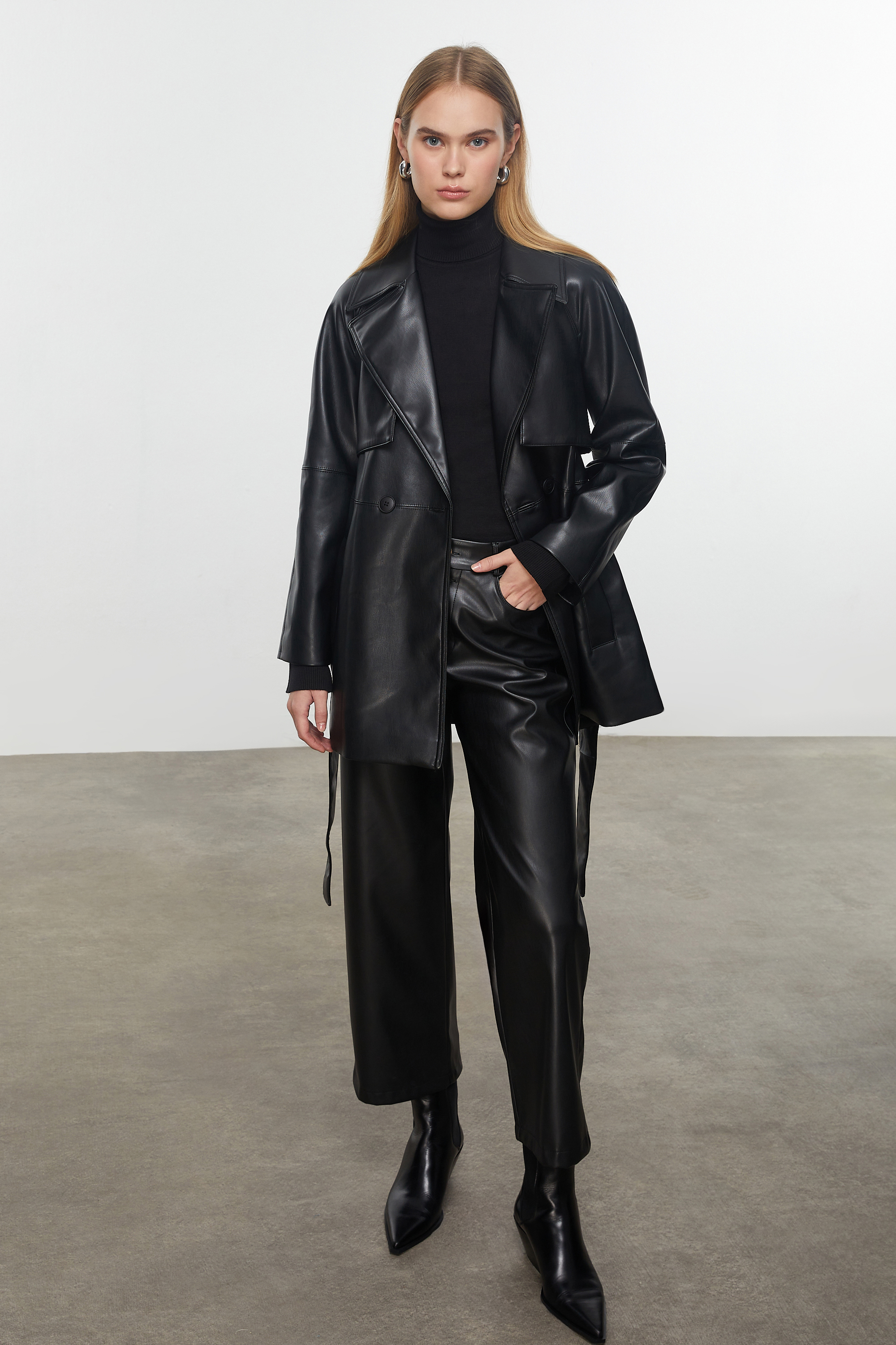 KUŞAKLI DERİ GÖRÜNÜMLÜ CEKET