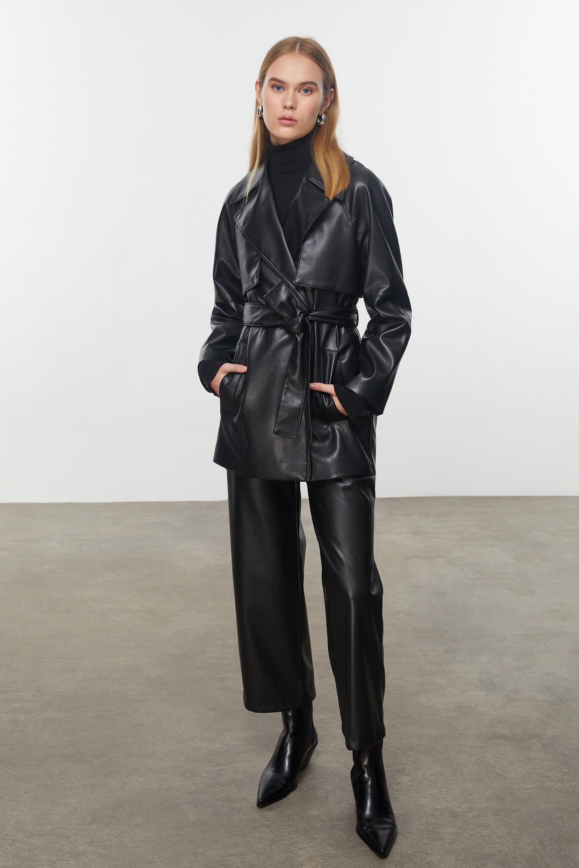 KUŞAKLI DERİ GÖRÜNÜMLÜ CEKET