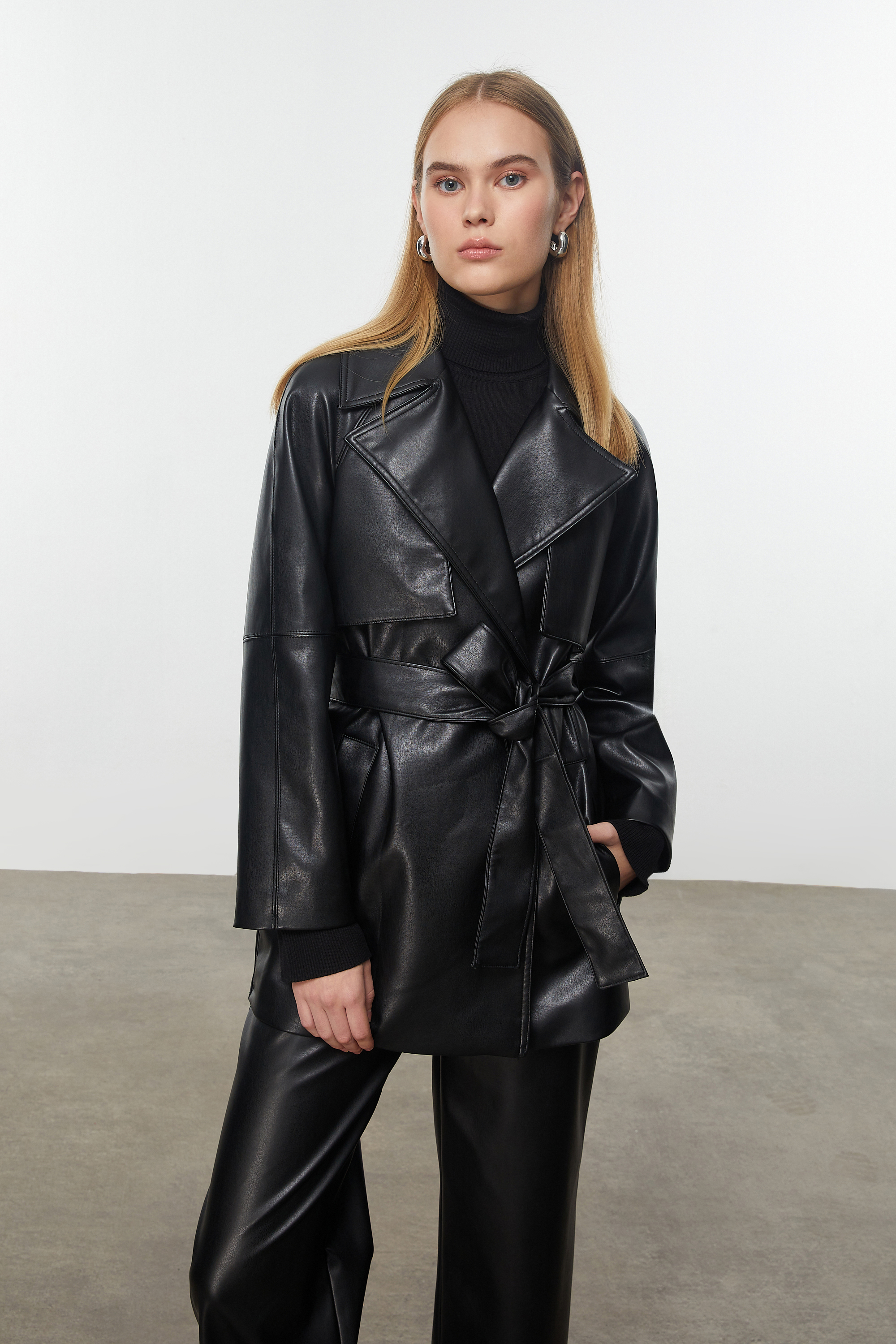 KUŞAKLI DERİ GÖRÜNÜMLÜ CEKET