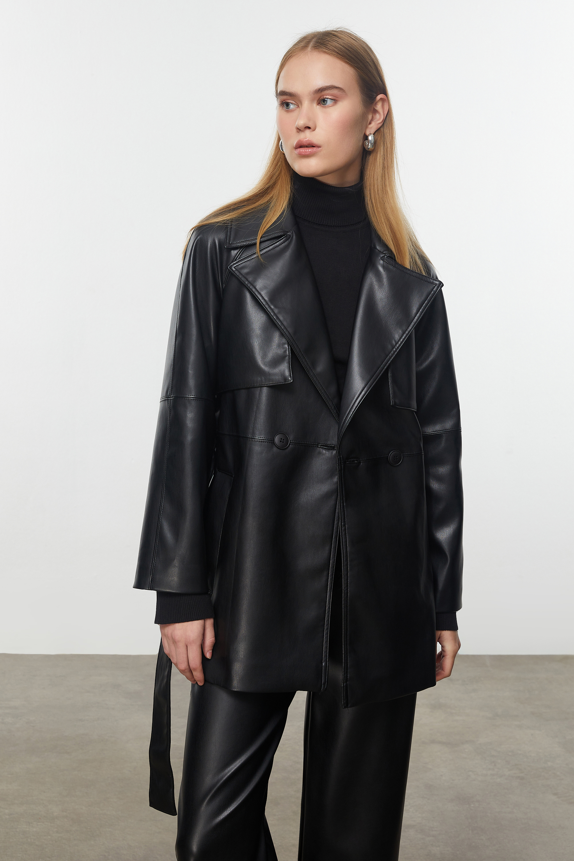 KUŞAKLI DERİ GÖRÜNÜMLÜ CEKET