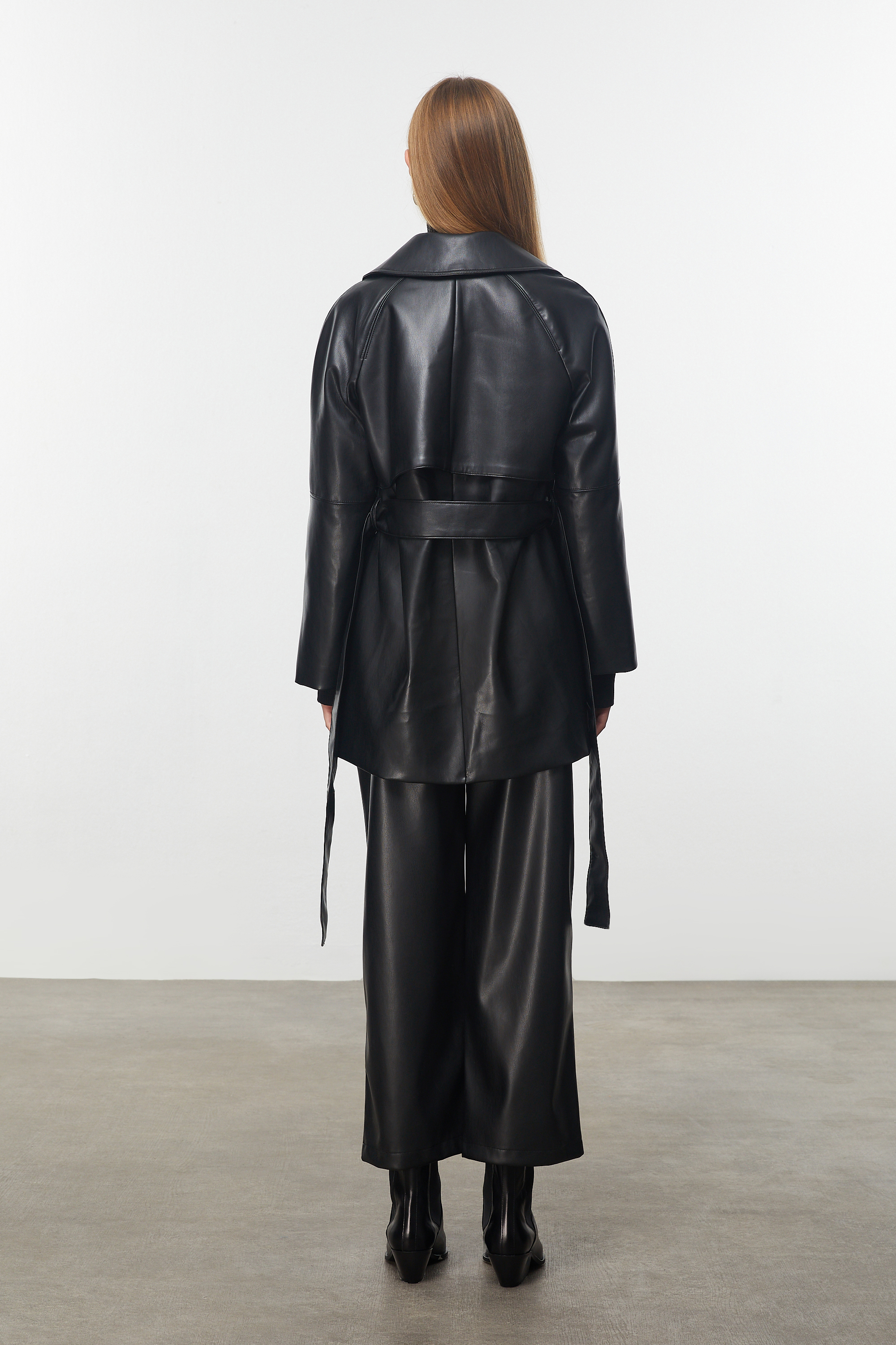 KUŞAKLI DERİ GÖRÜNÜMLÜ CEKET