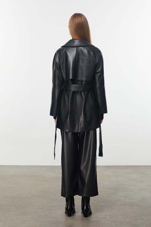  KUŞAKLI DERİ GÖRÜNÜMLÜ CEKET