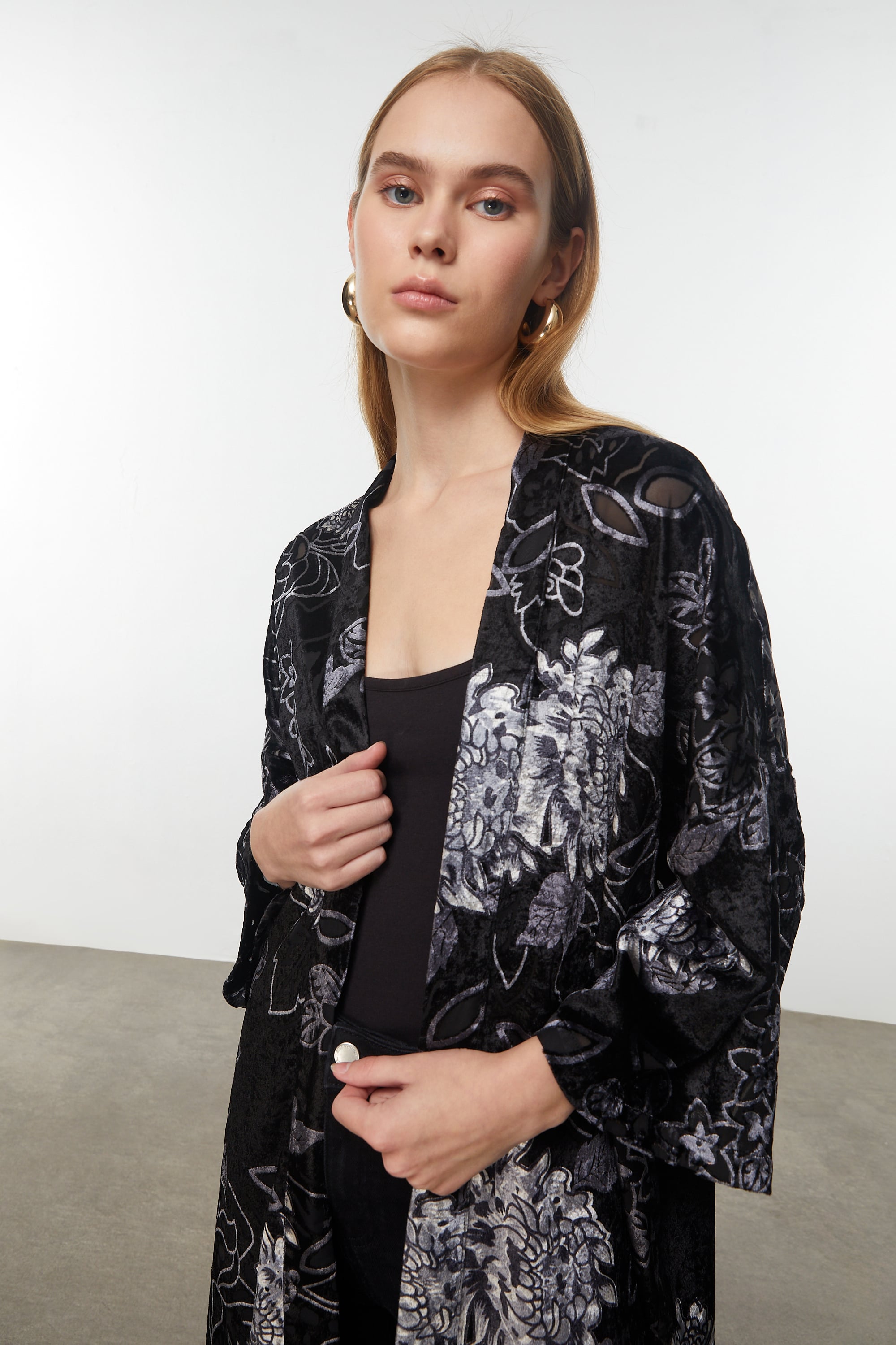 PÜSKÜL DETAYLI KADİFE DOKULU KAFTAN