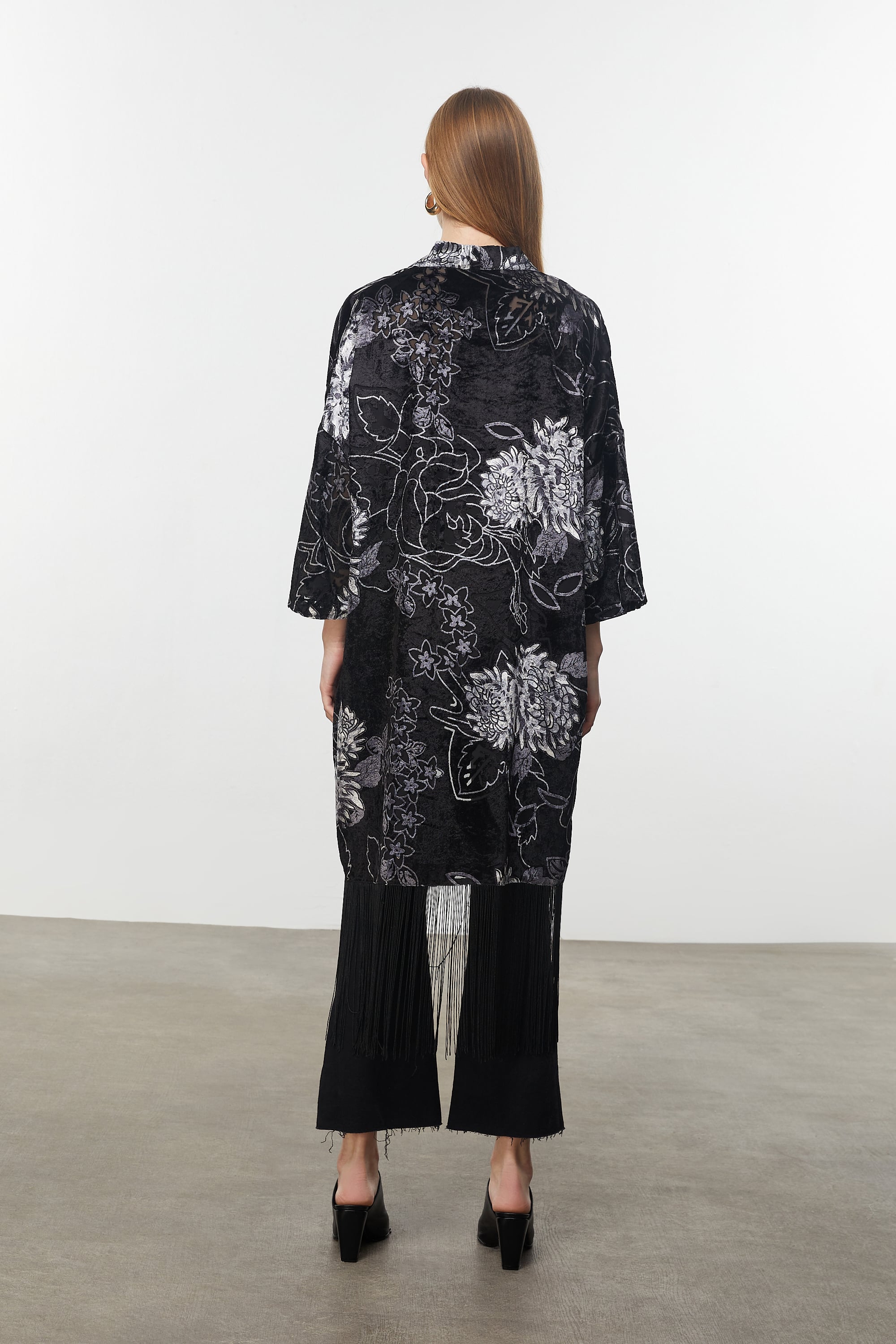 PÜSKÜL DETAYLI KADİFE DOKULU KAFTAN