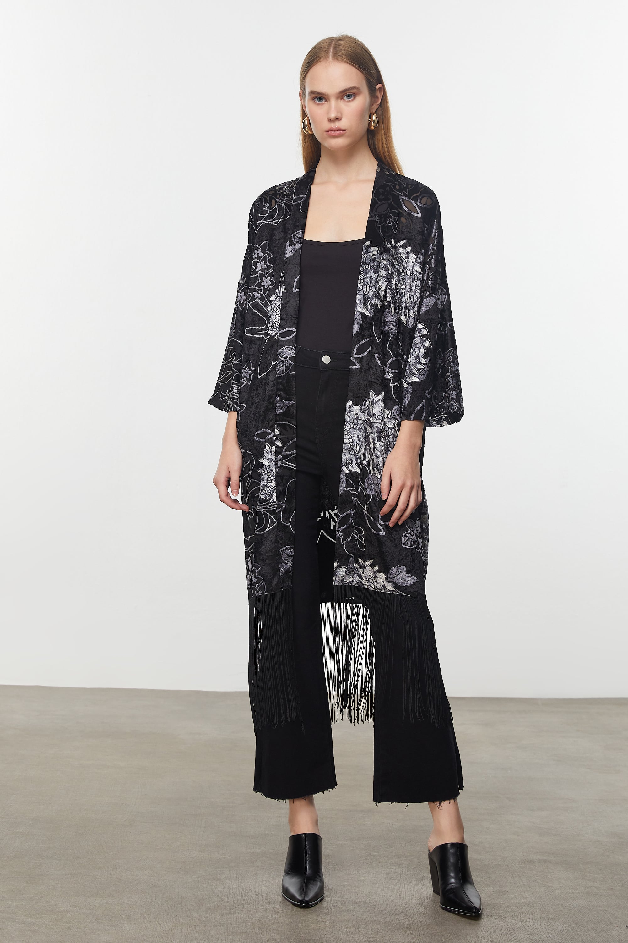 PÜSKÜL DETAYLI KADİFE DOKULU KAFTAN