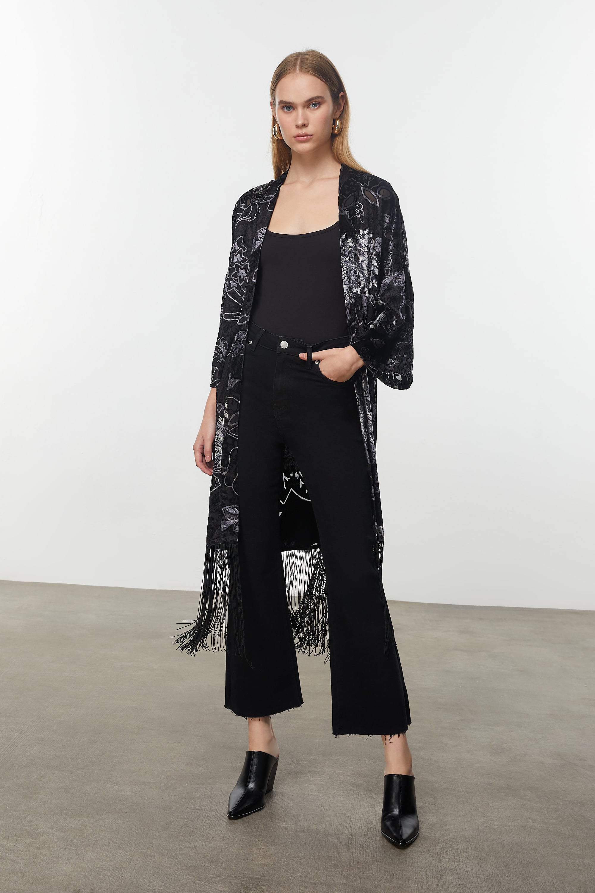 PÜSKÜL DETAYLI KADİFE DOKULU KAFTAN