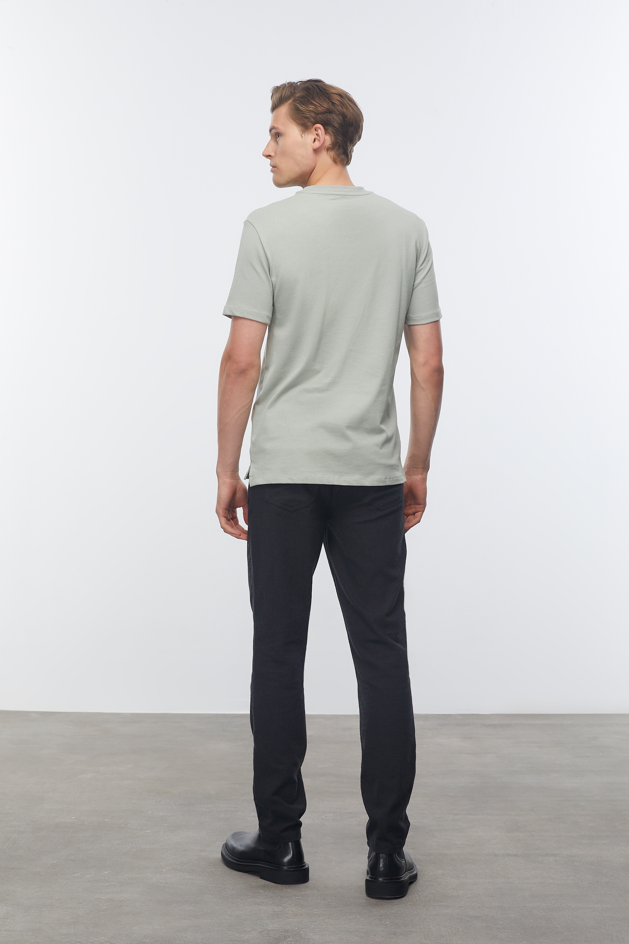 CEP DETAYLI BİSİKLET YAKA KISA KOLLU T-SHIRT