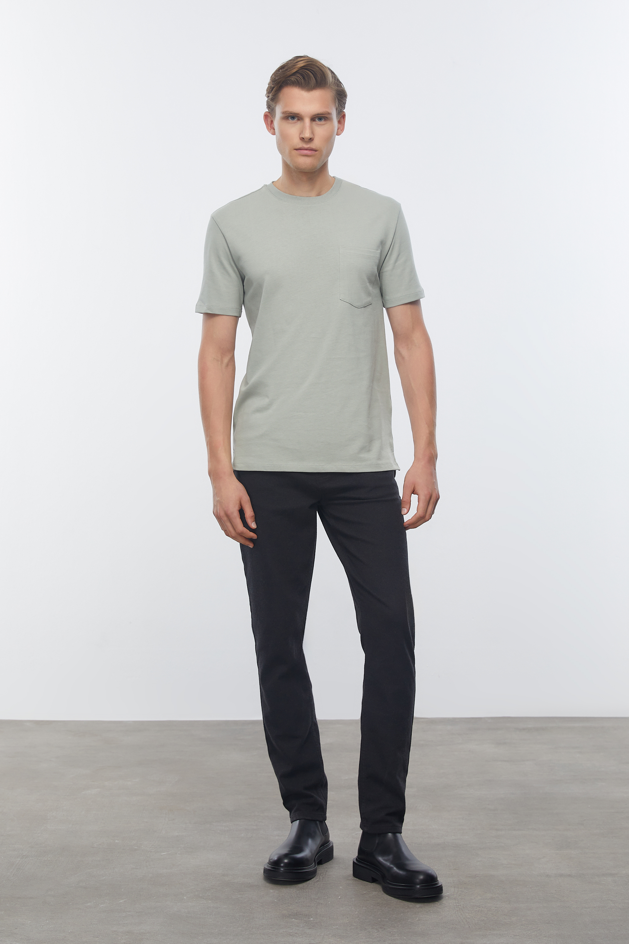 CEP DETAYLI BİSİKLET YAKA KISA KOLLU T-SHIRT