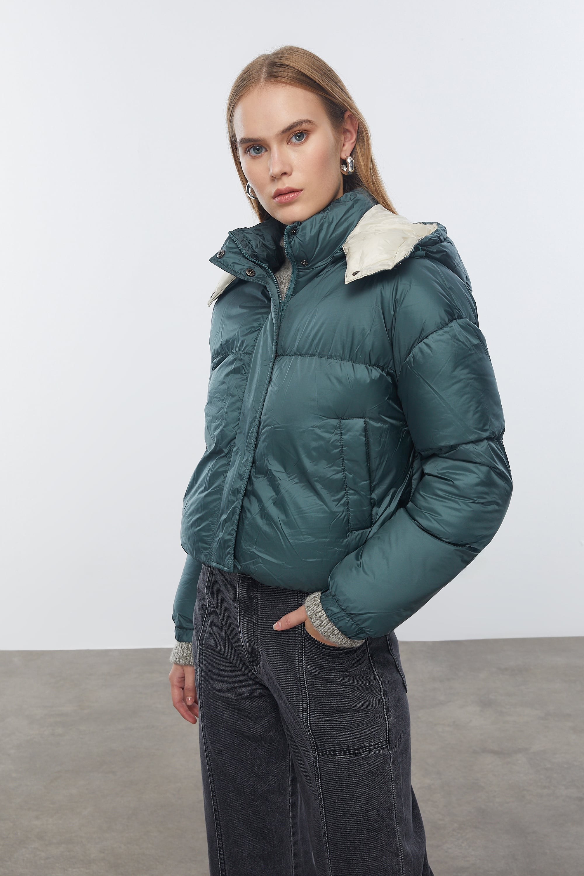 ÇIKARILABİLİR KAPÜŞONLU ŞİŞME MONT