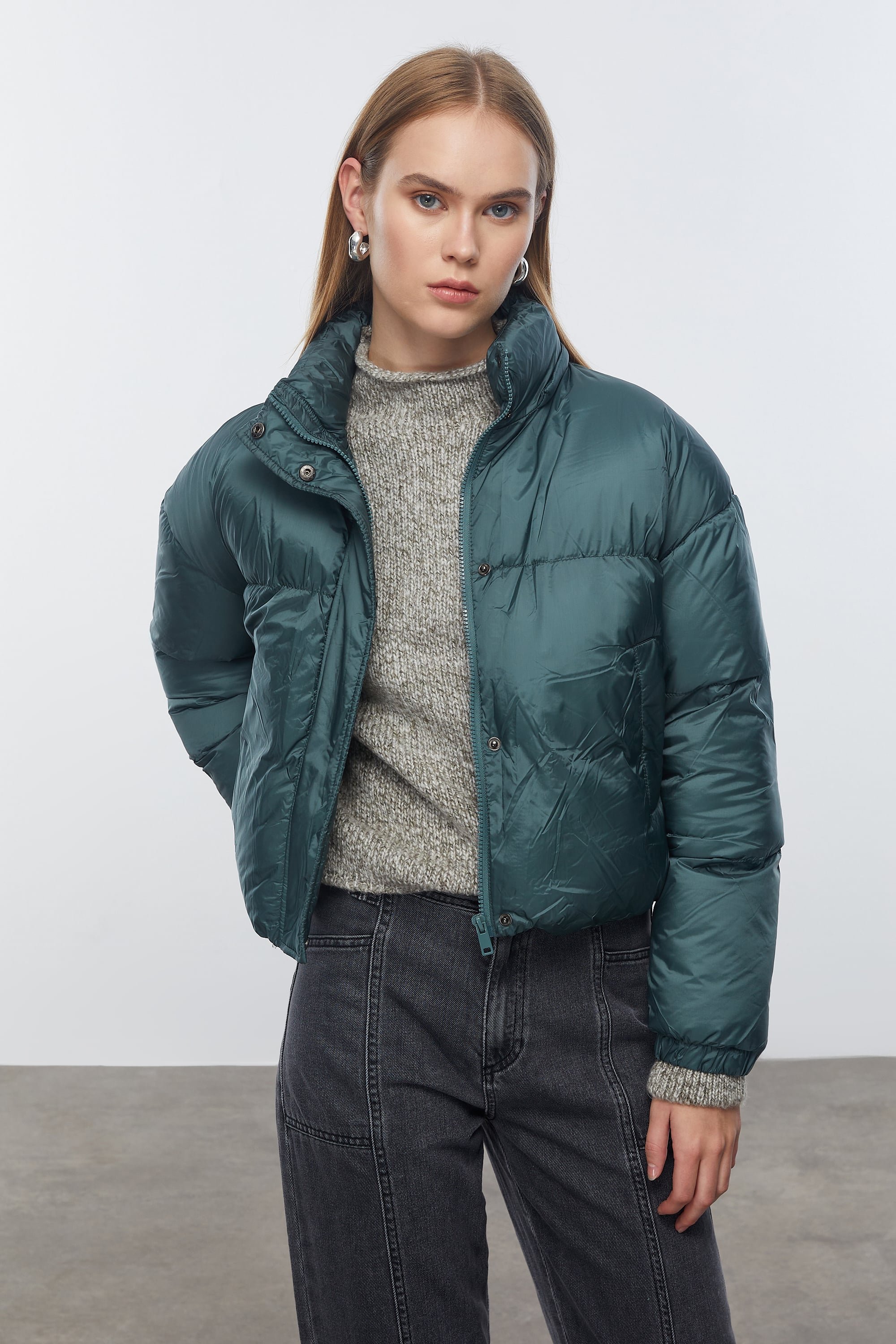 ÇIKARILABİLİR KAPÜŞONLU ŞİŞME MONT