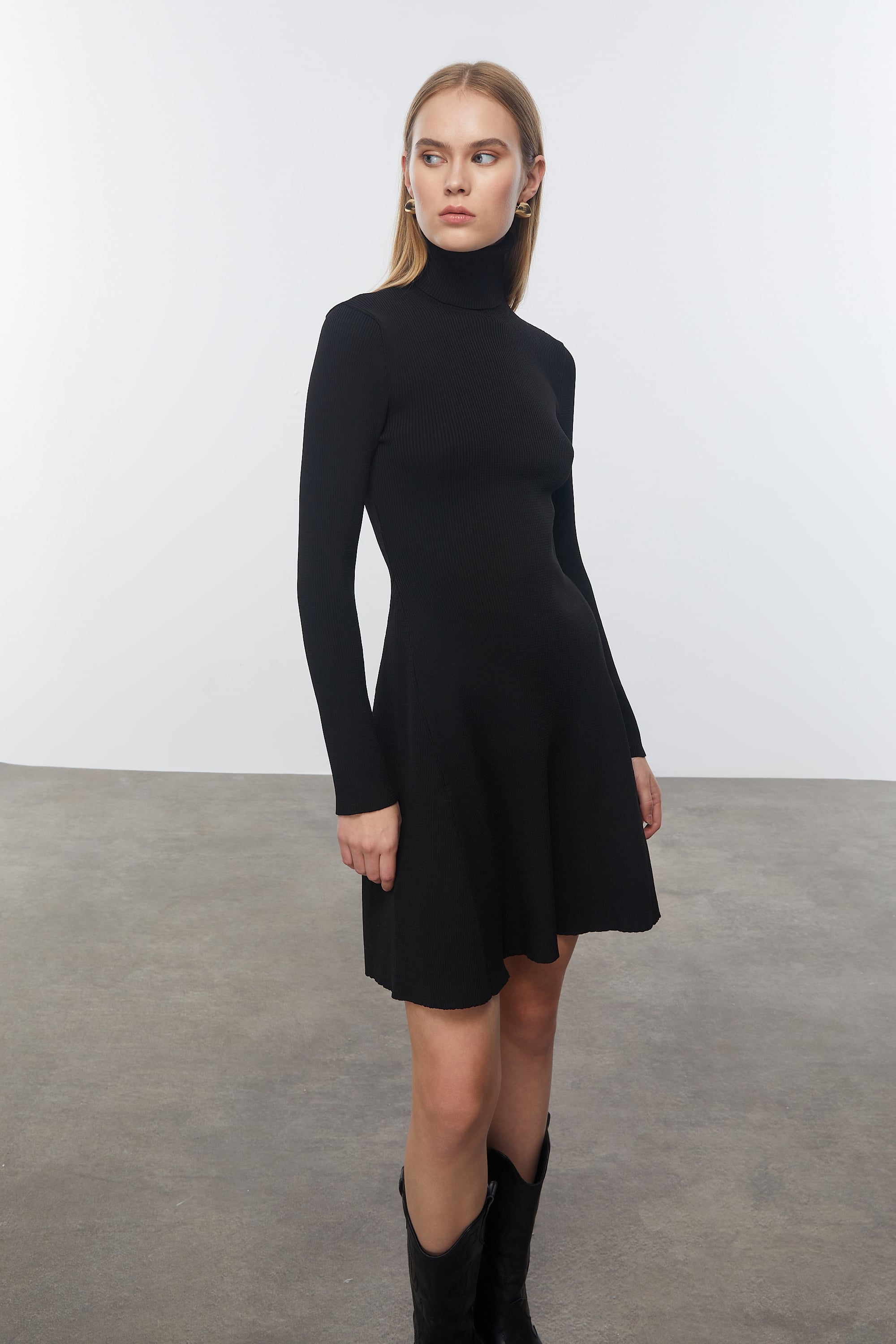 DİK YAKA MİNİ KLOŞ ELBİSE