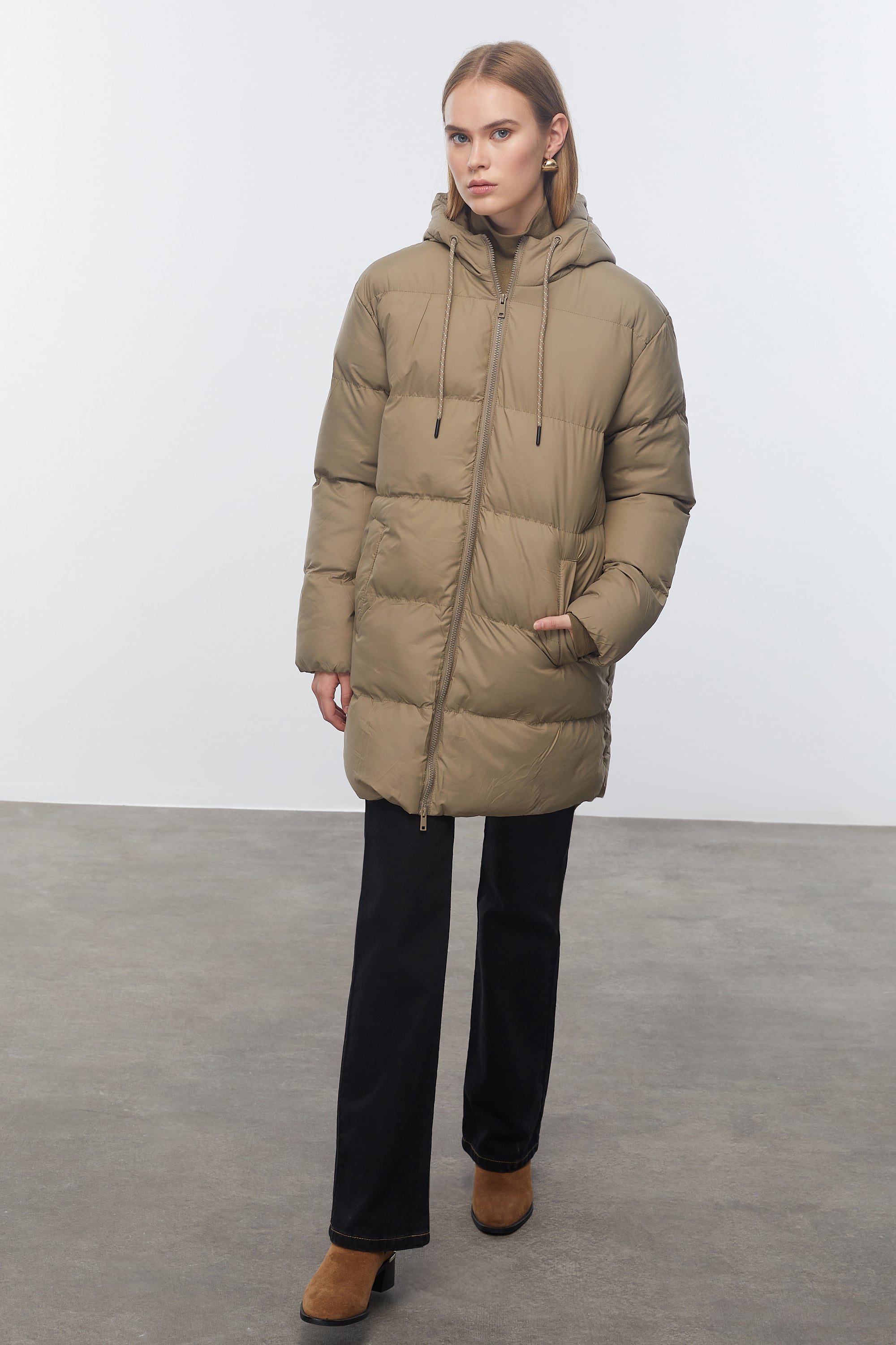 KAPÜŞONLU ŞİŞME MONT