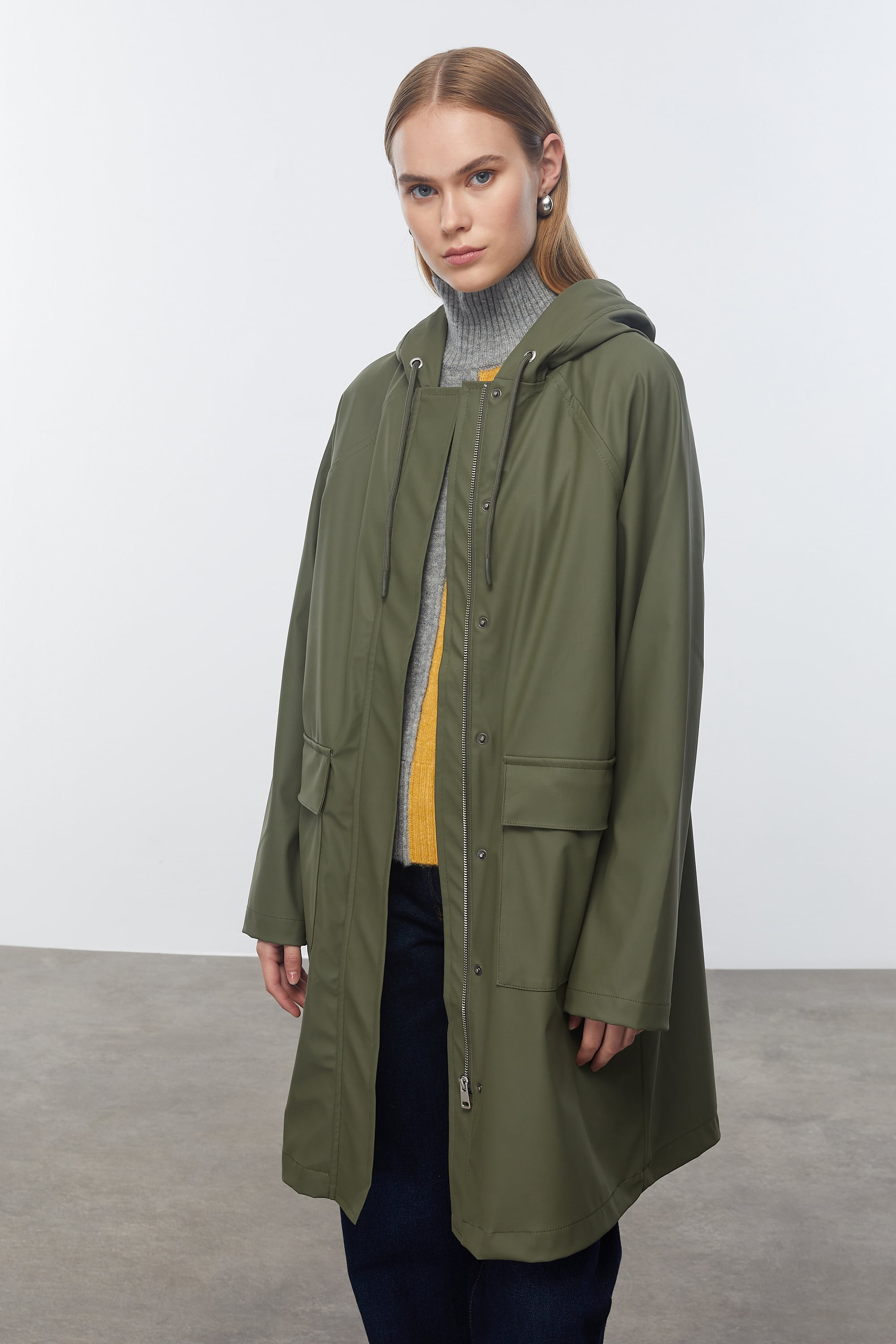 KAPÜŞONLU YAĞMURLUK