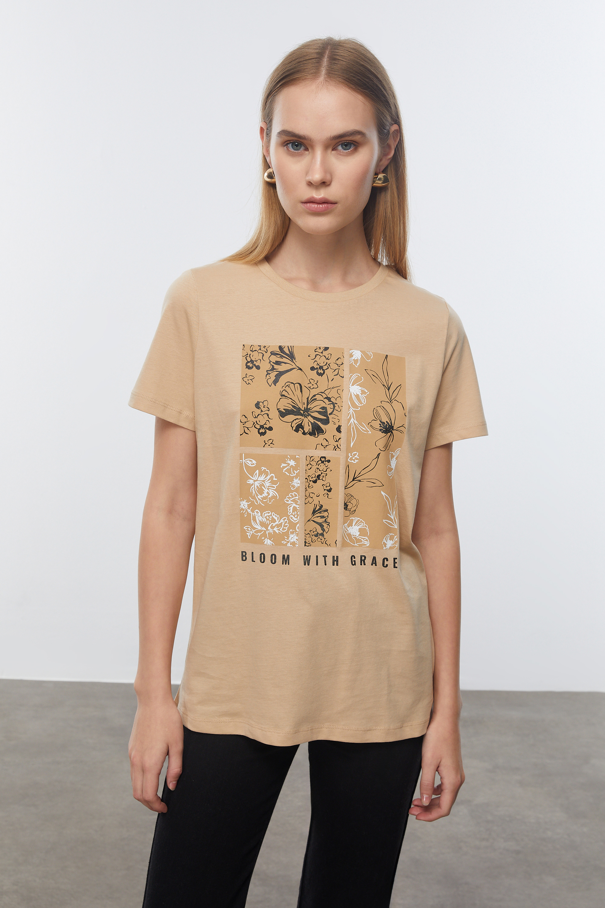 ÇİÇEK BASKILI KISA KOLLU T-SHIRT