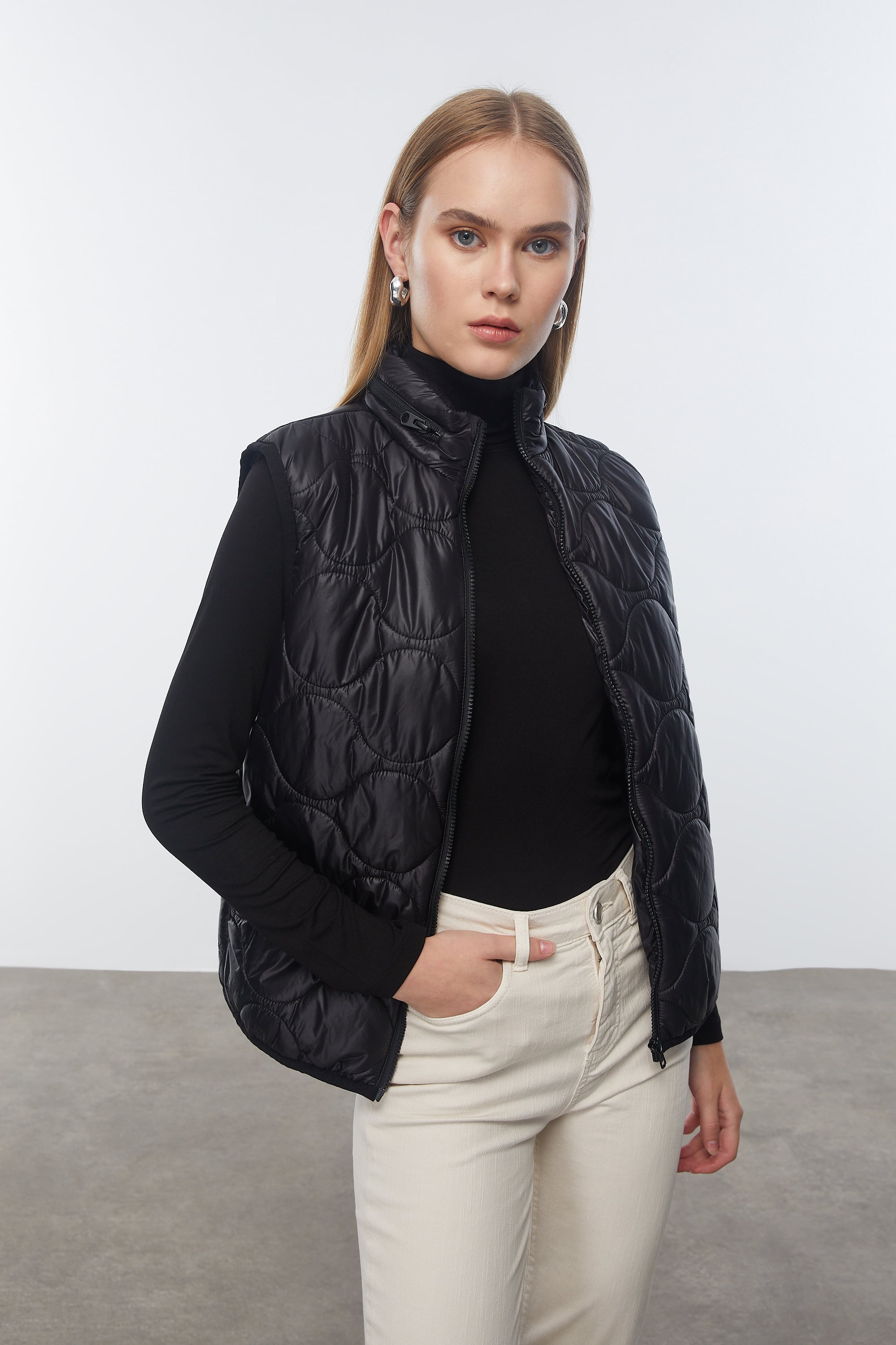 DİK YAKA KAPİTONELİ YELEK