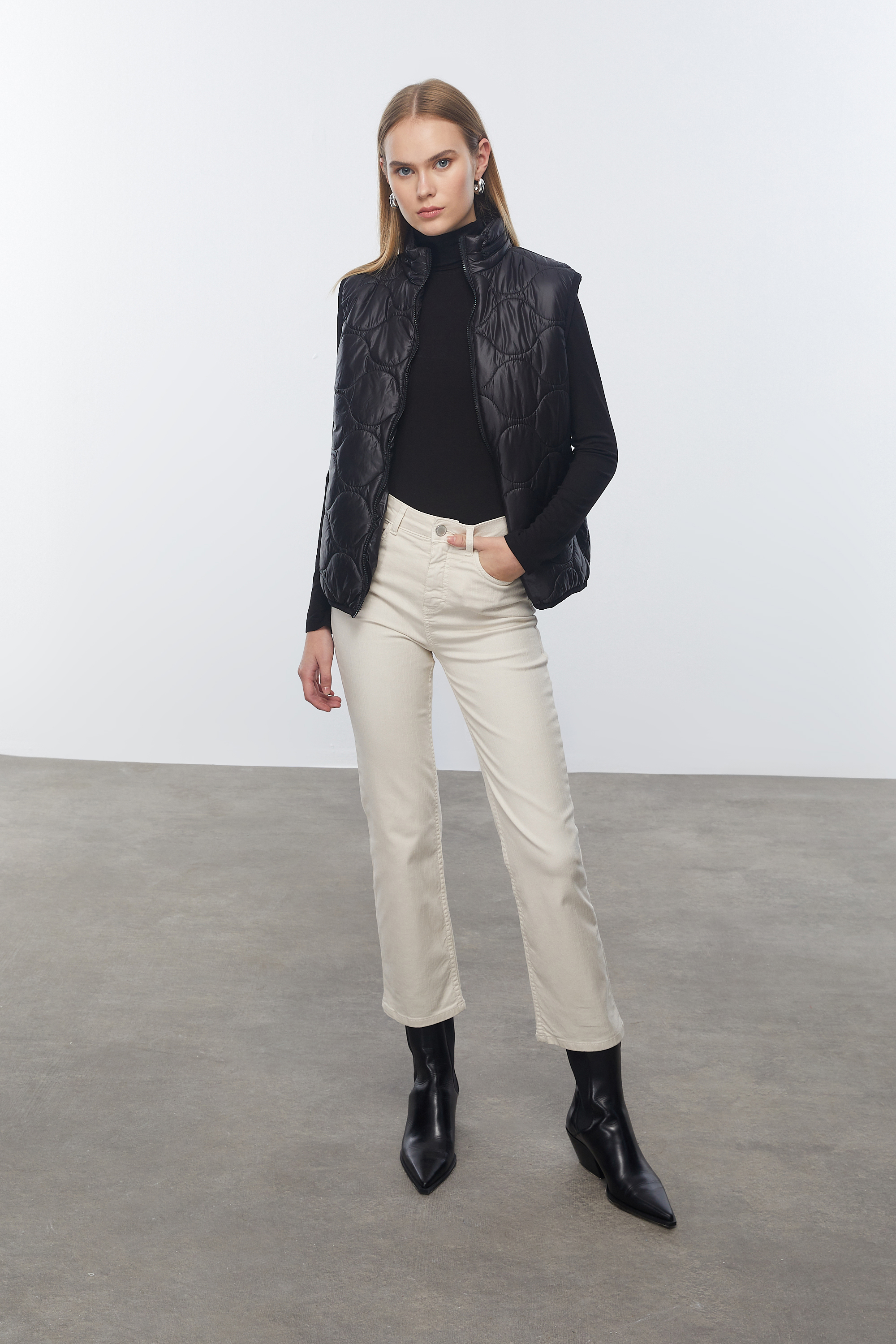 DİK YAKA KAPİTONELİ YELEK