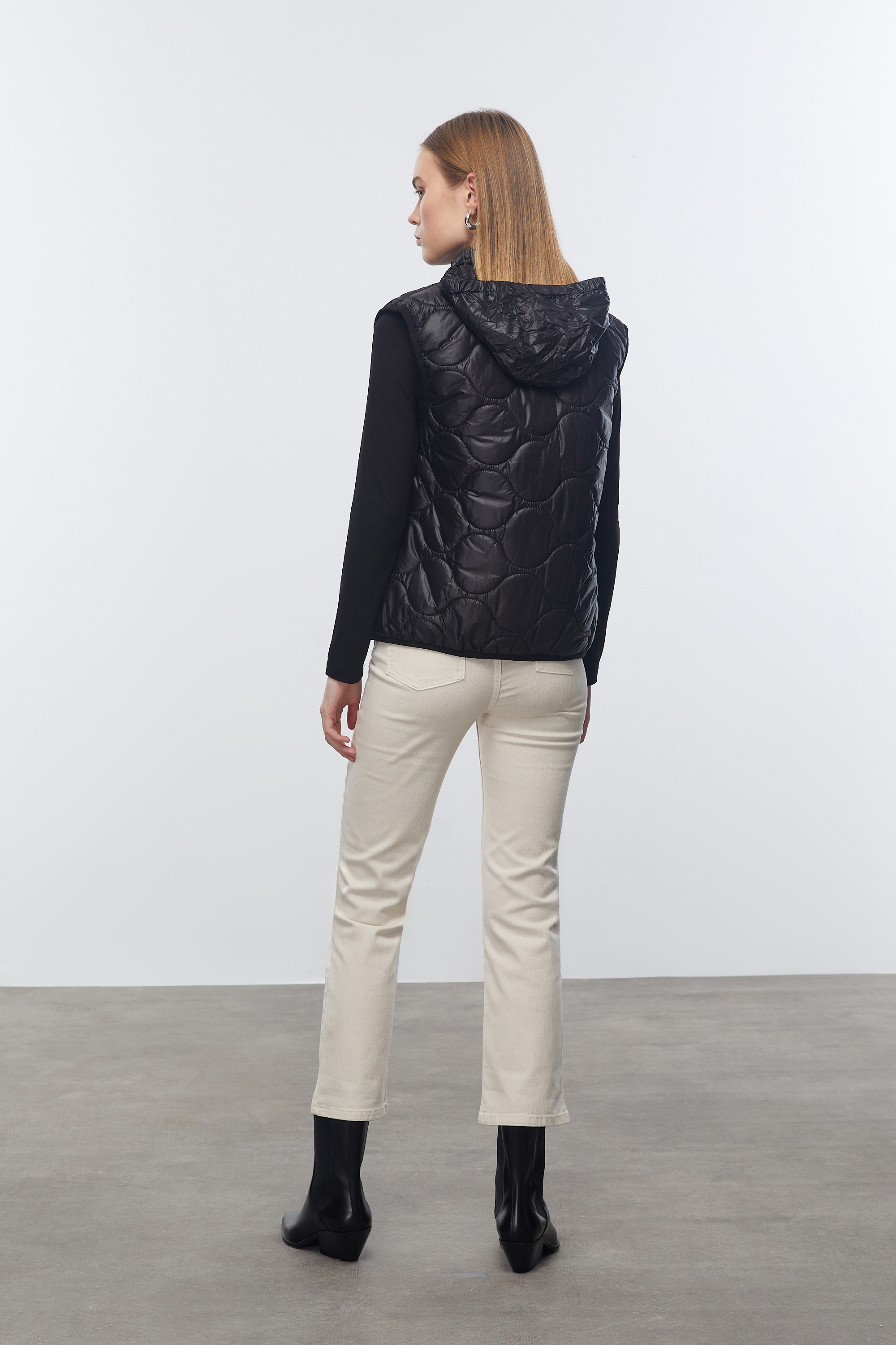 DİK YAKA KAPİTONELİ YELEK