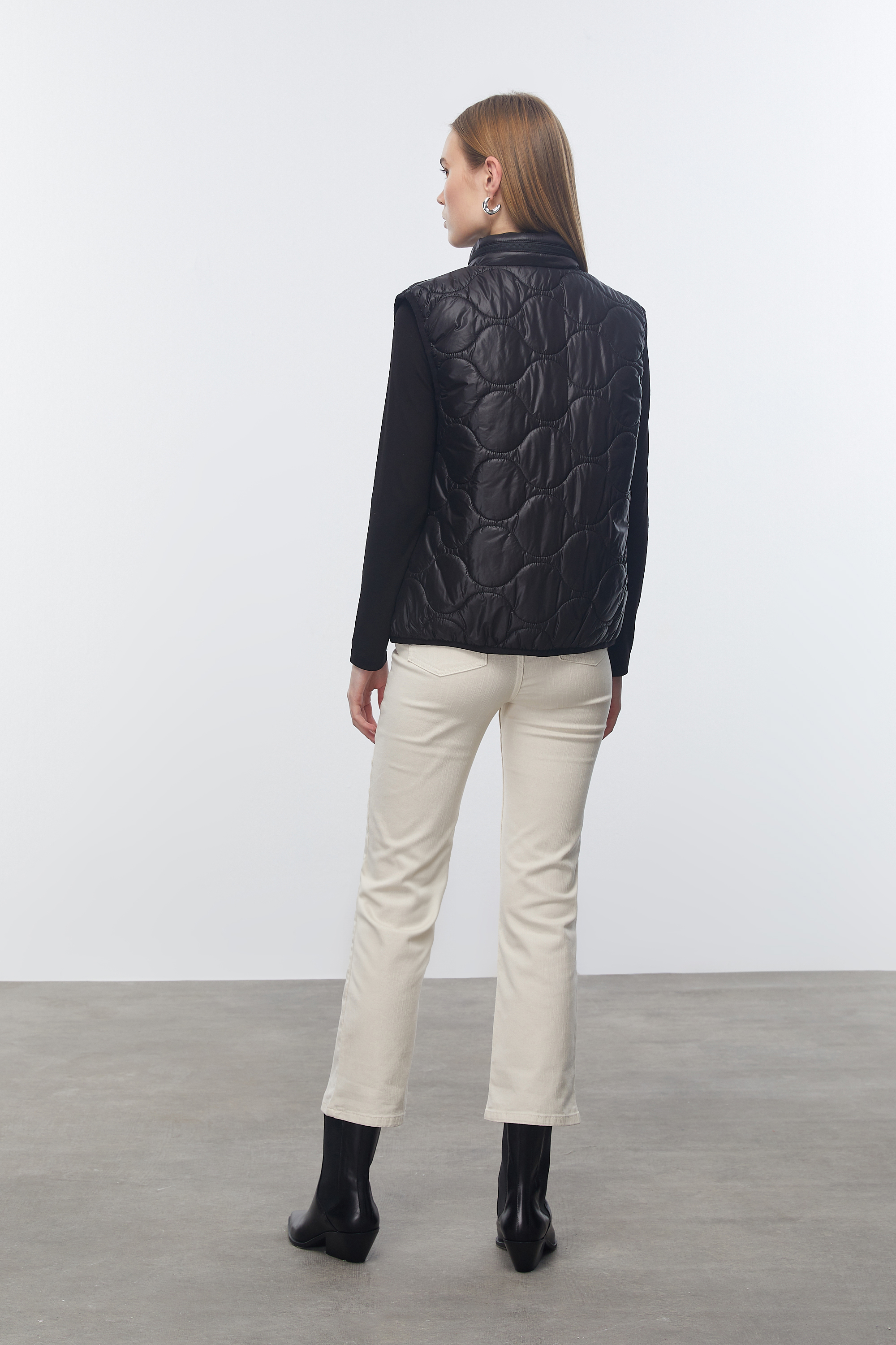 DİK YAKA KAPİTONELİ YELEK