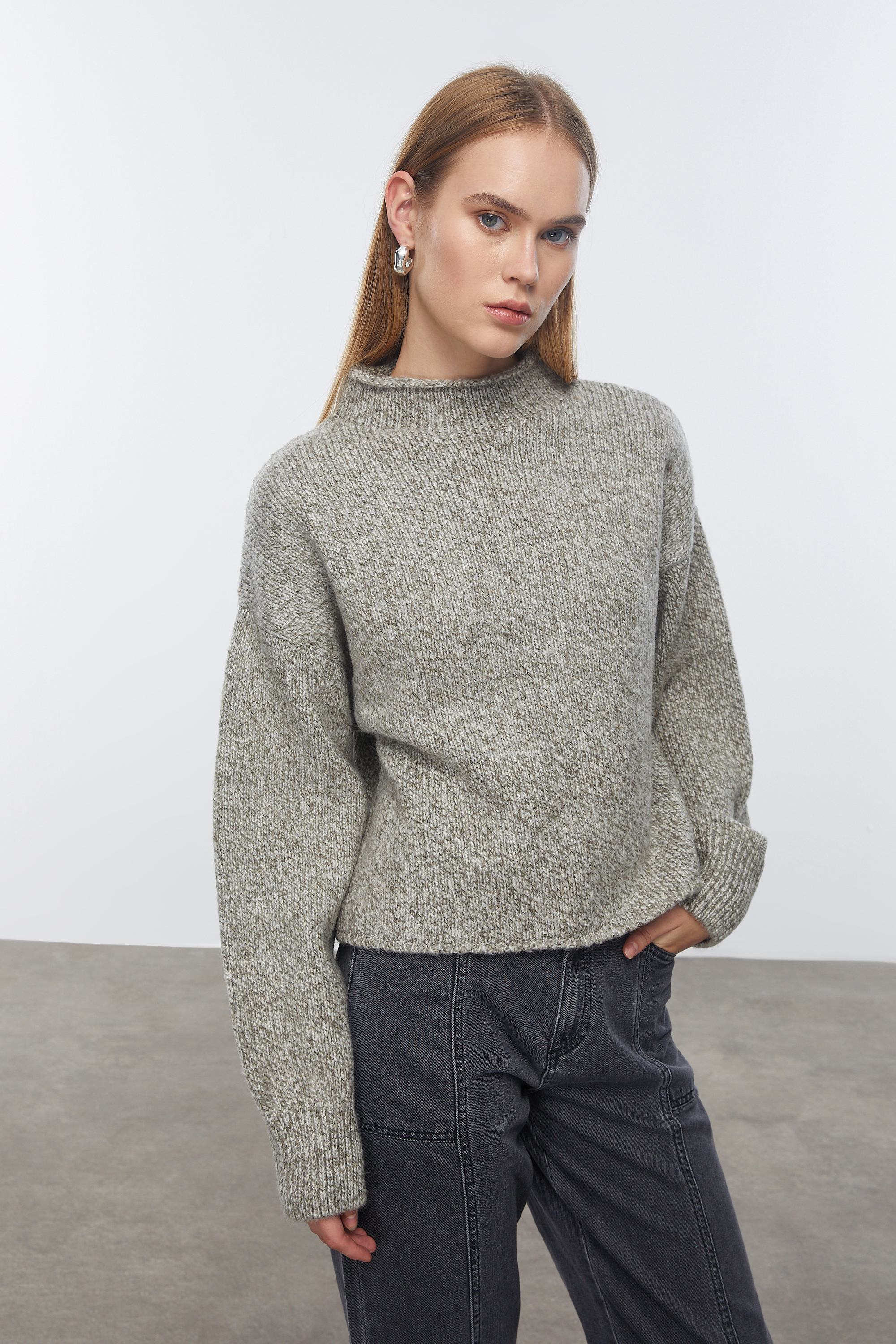 DİK YAKA TRİKO KAZAK