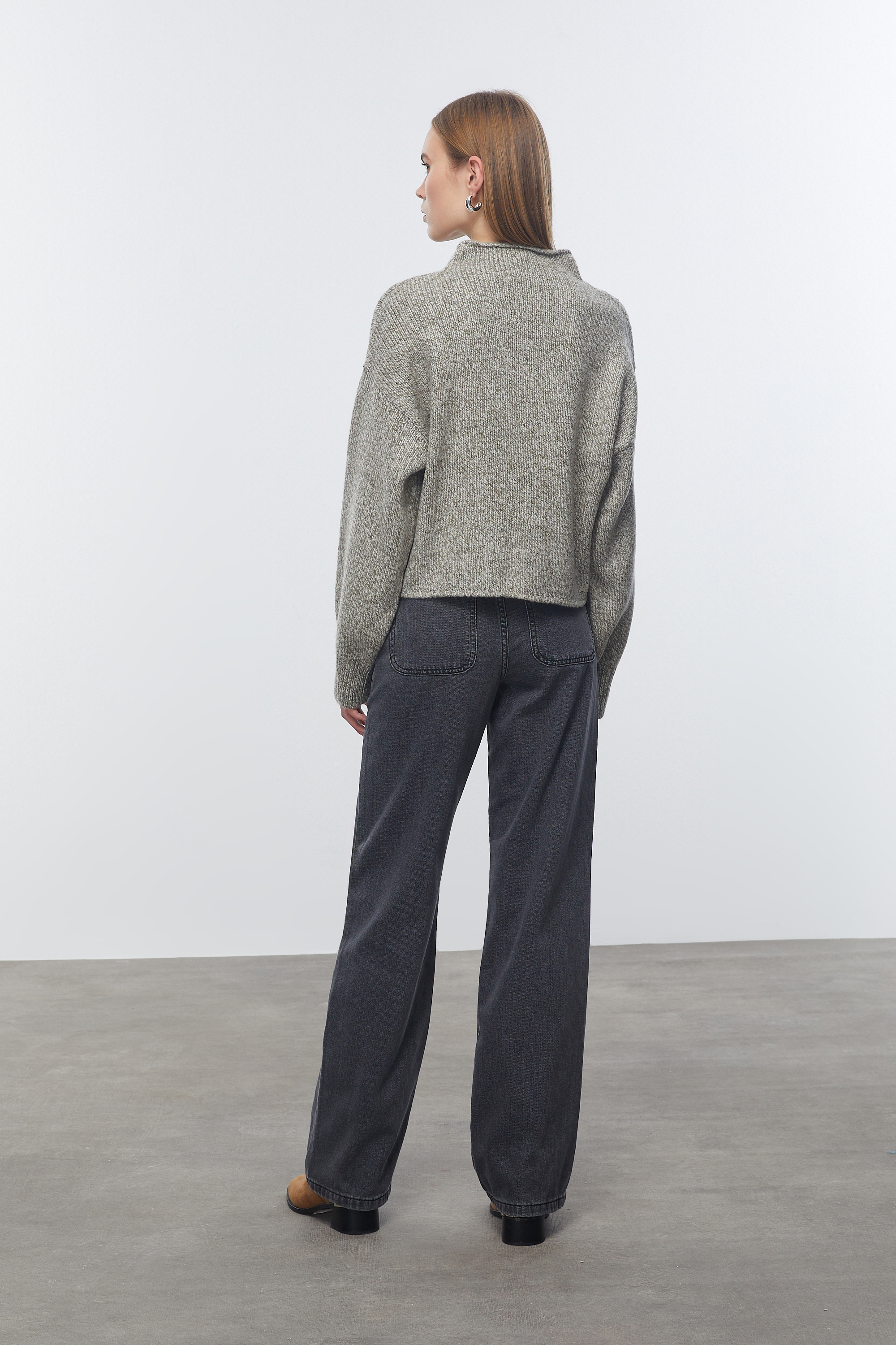 DİK YAKA TRİKO KAZAK