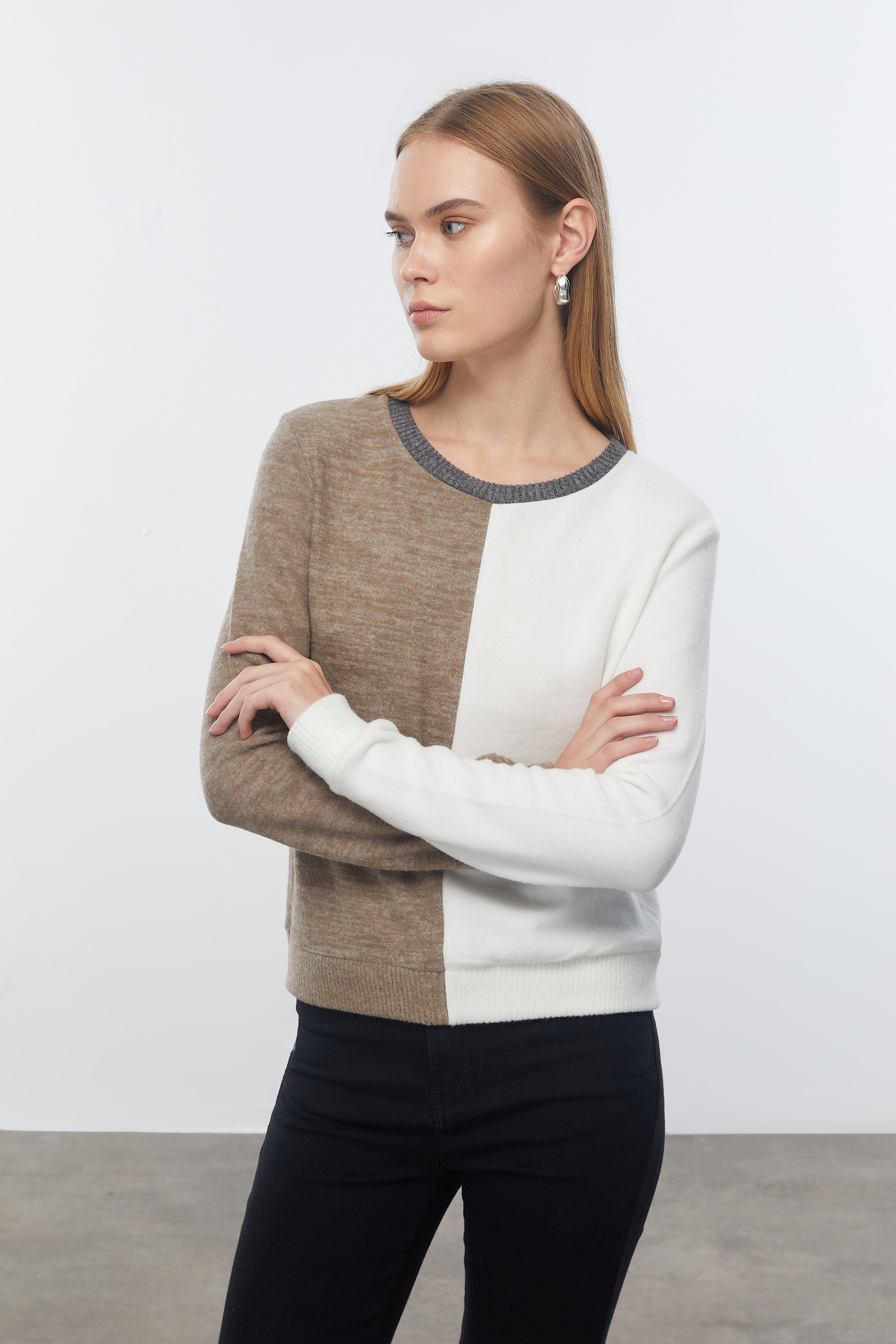 RENK BLOKLU BİSİKLET YAKA SWEATSHIRT