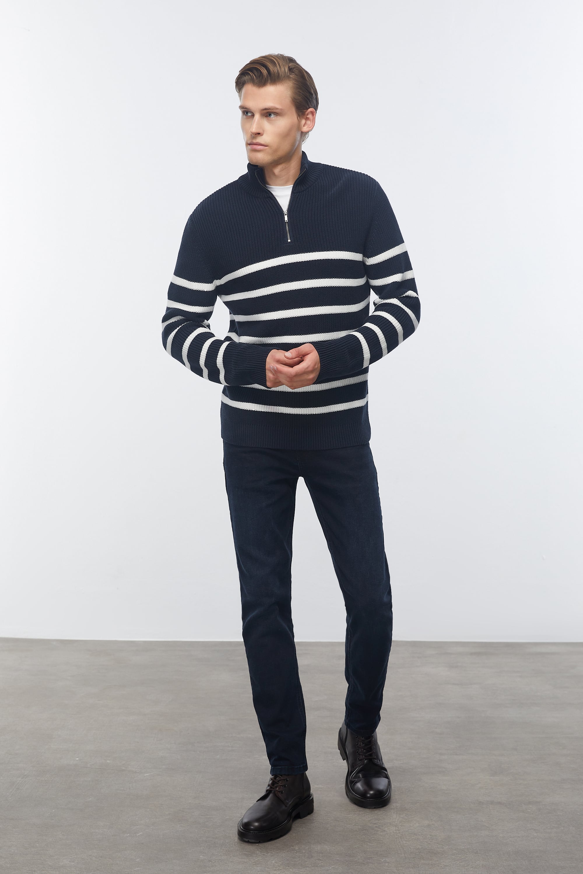 ÇİZGİLİ YARIM FERMUARLI DİK YAKA TRİKO KAZAK