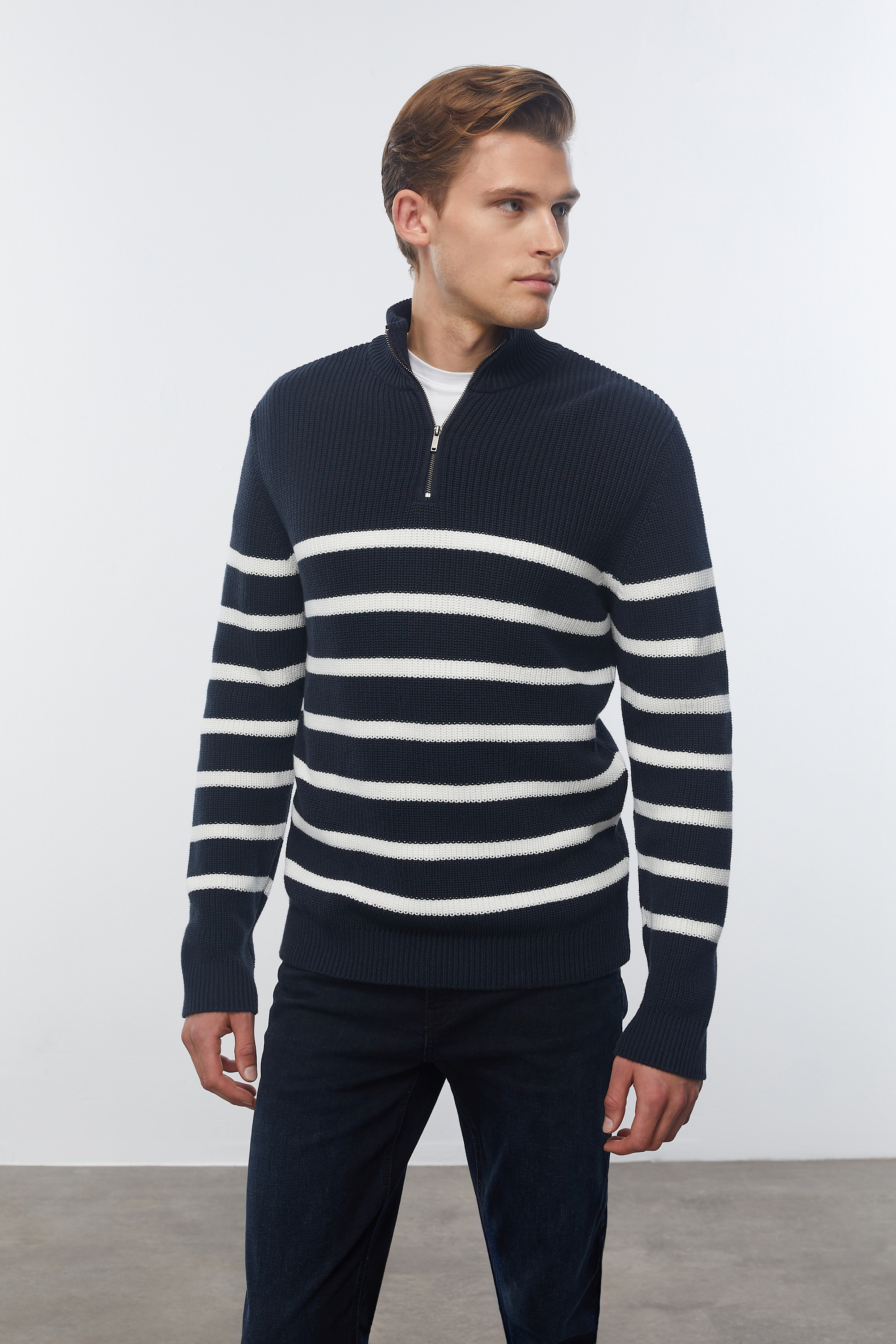 ÇİZGİLİ YARIM FERMUARLI DİK YAKA TRİKO KAZAK