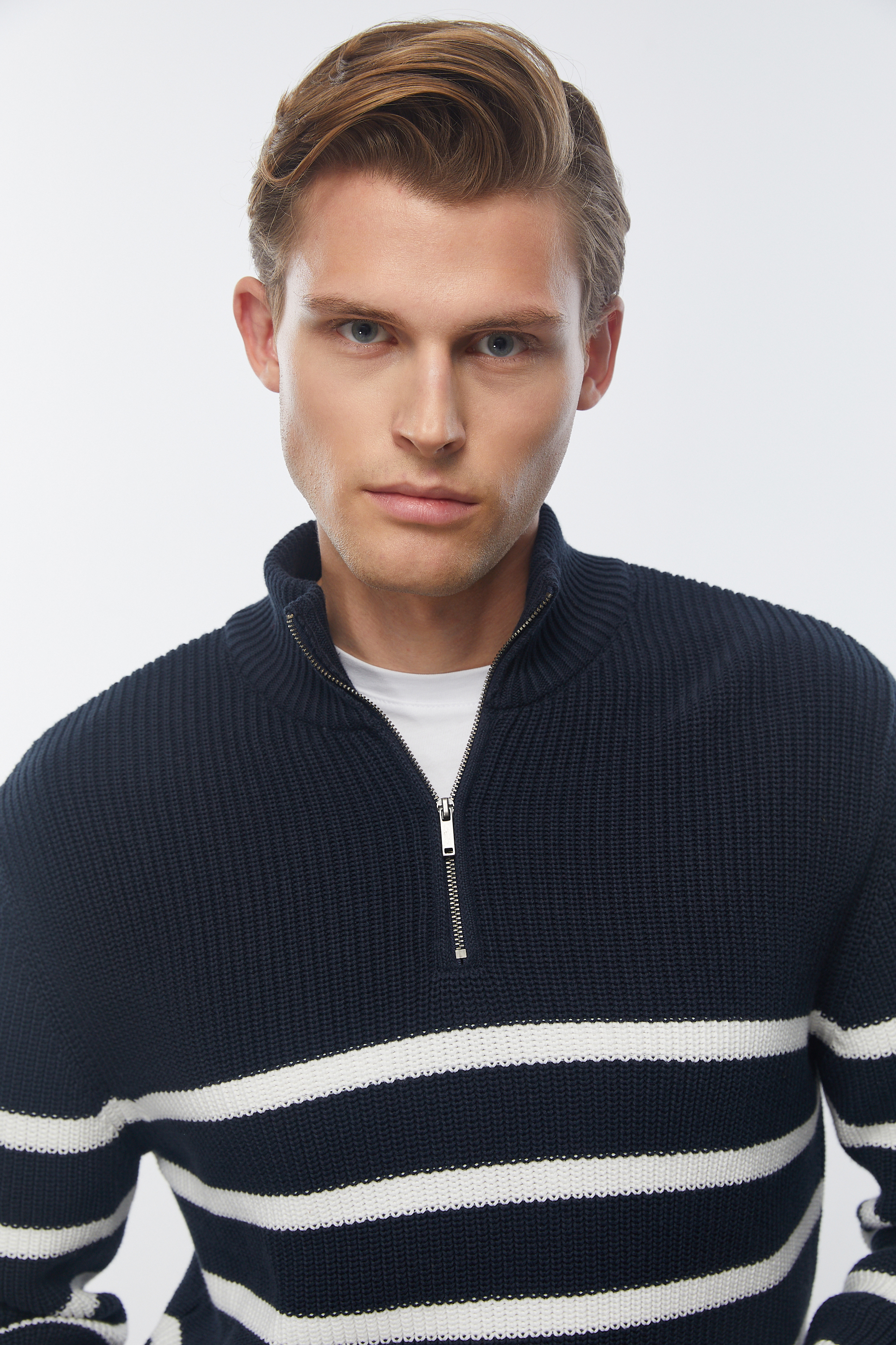 ÇİZGİLİ YARIM FERMUARLI DİK YAKA TRİKO KAZAK