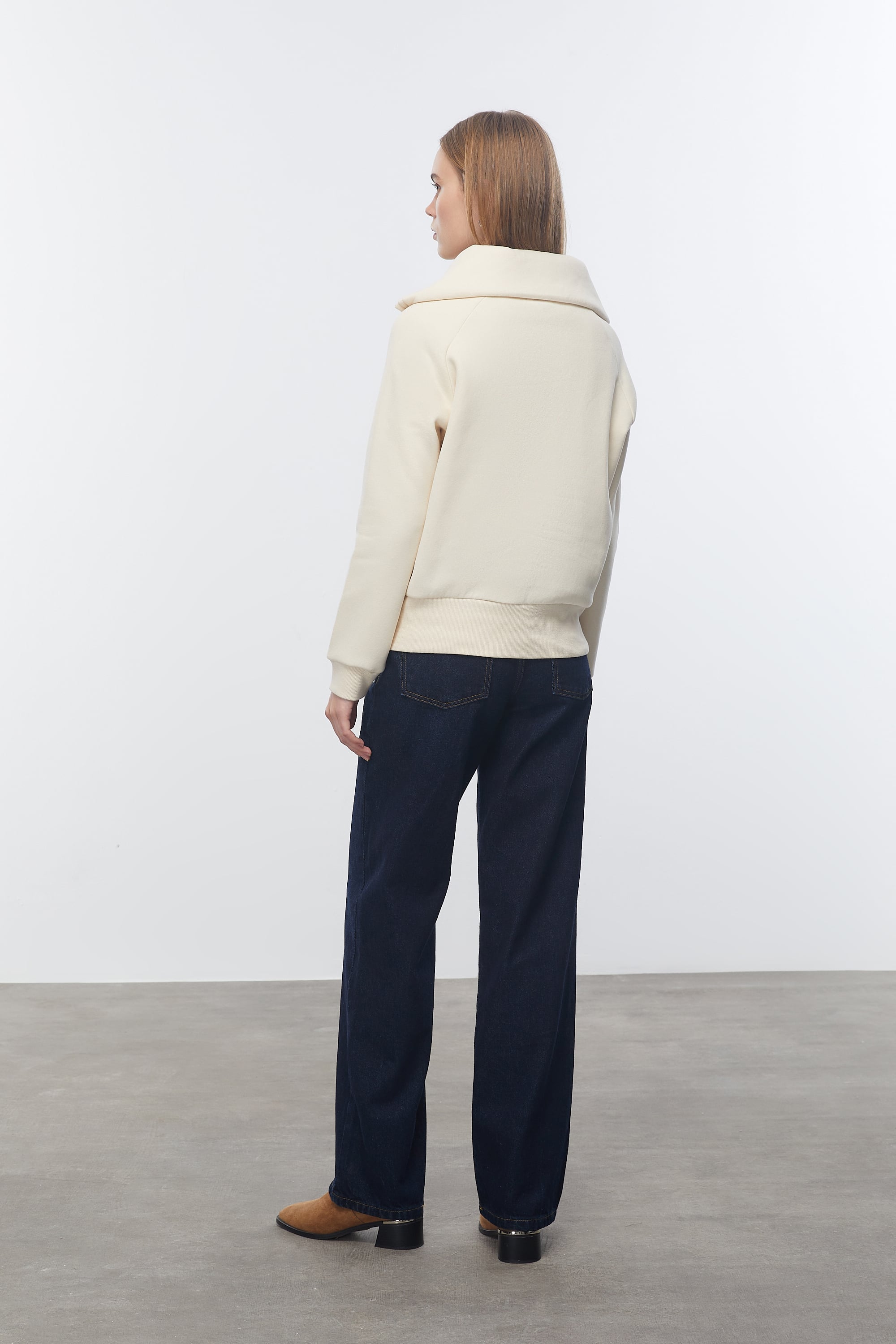 FERMUAR DETAYLI DİK YAKA SWEATSHIRT