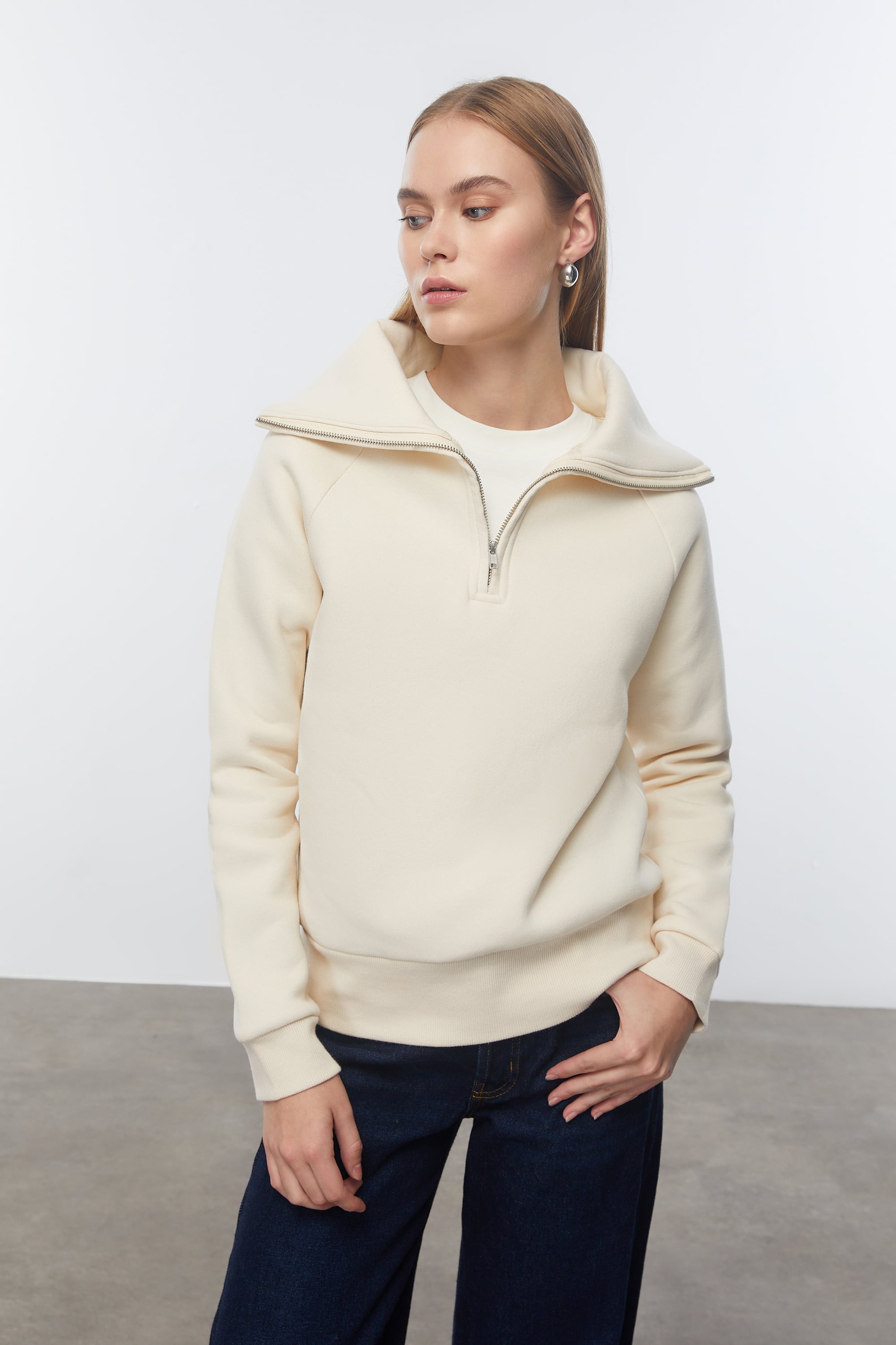 FERMUAR DETAYLI DİK YAKA SWEATSHIRT