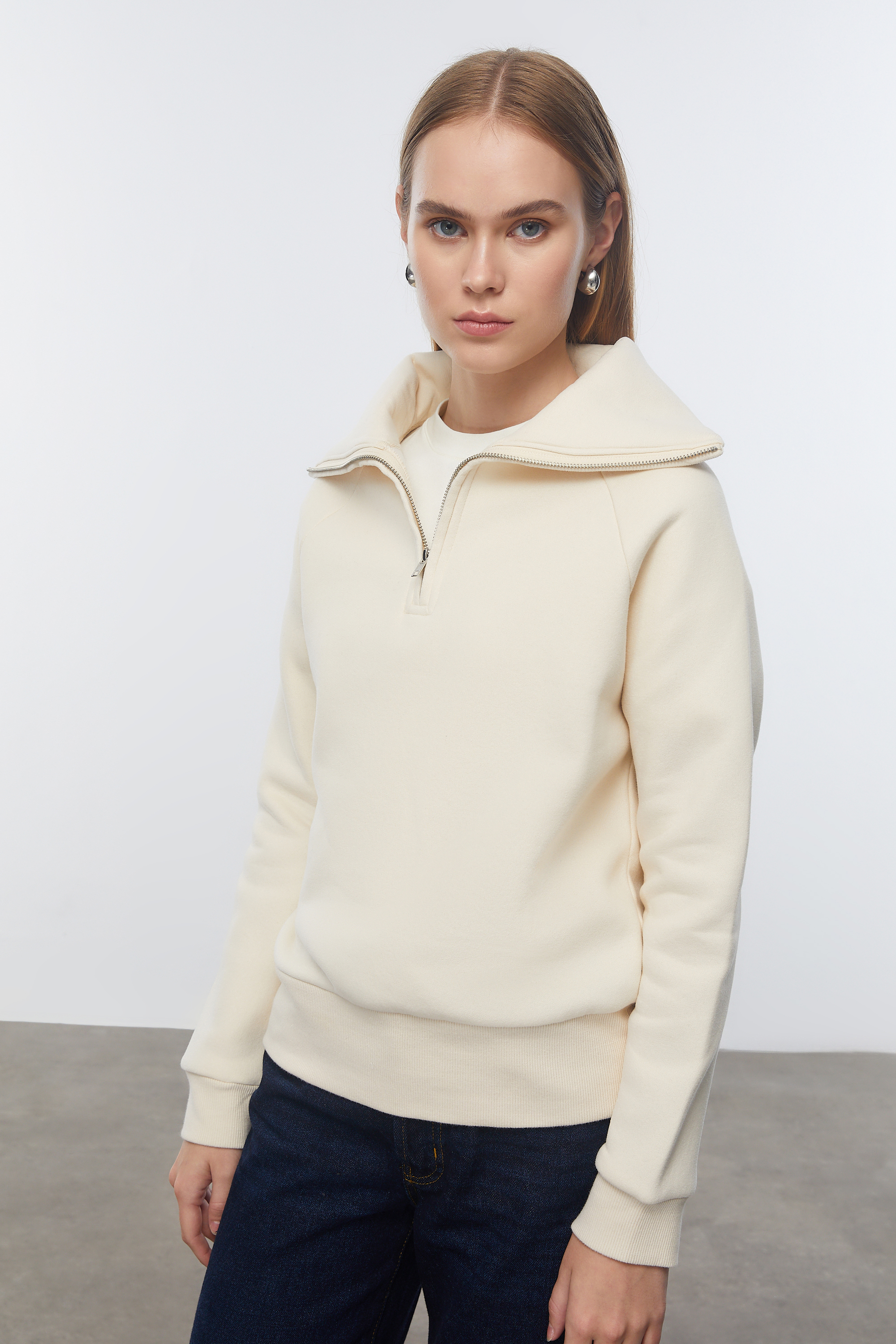 FERMUAR DETAYLI DİK YAKA SWEATSHIRT