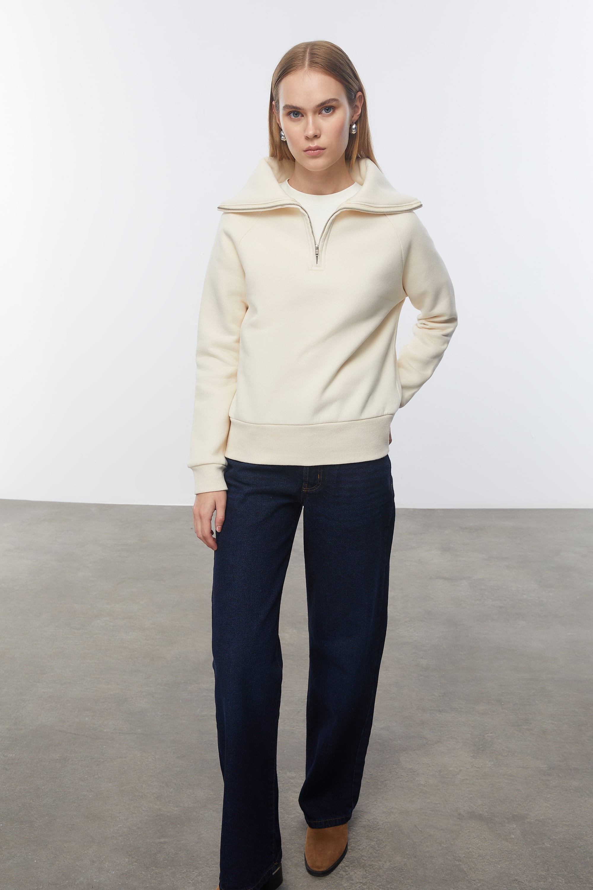 FERMUAR DETAYLI DİK YAKA SWEATSHIRT