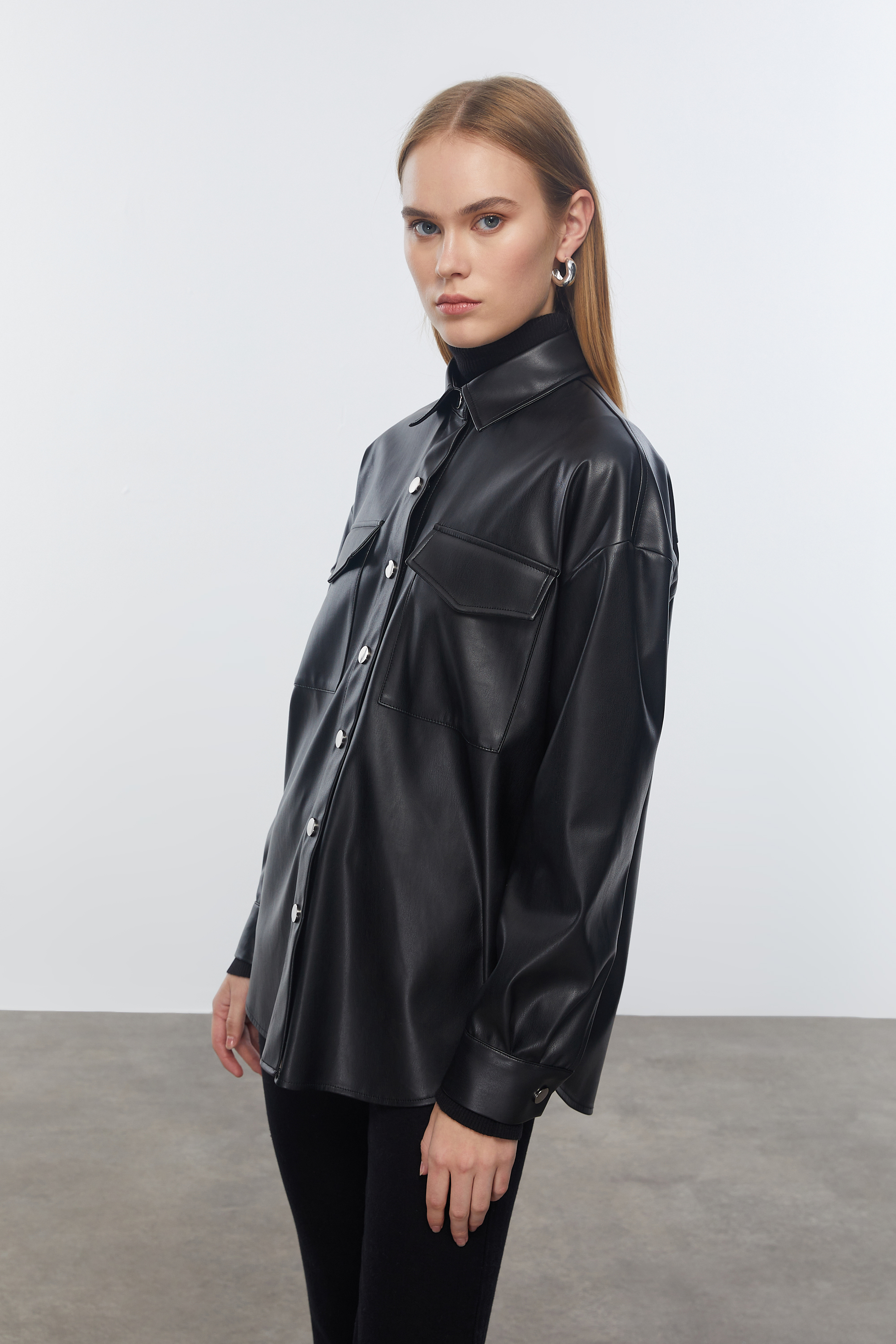 REGULAR FIT DERİ GÖRÜNÜMLÜ GÖMLEK