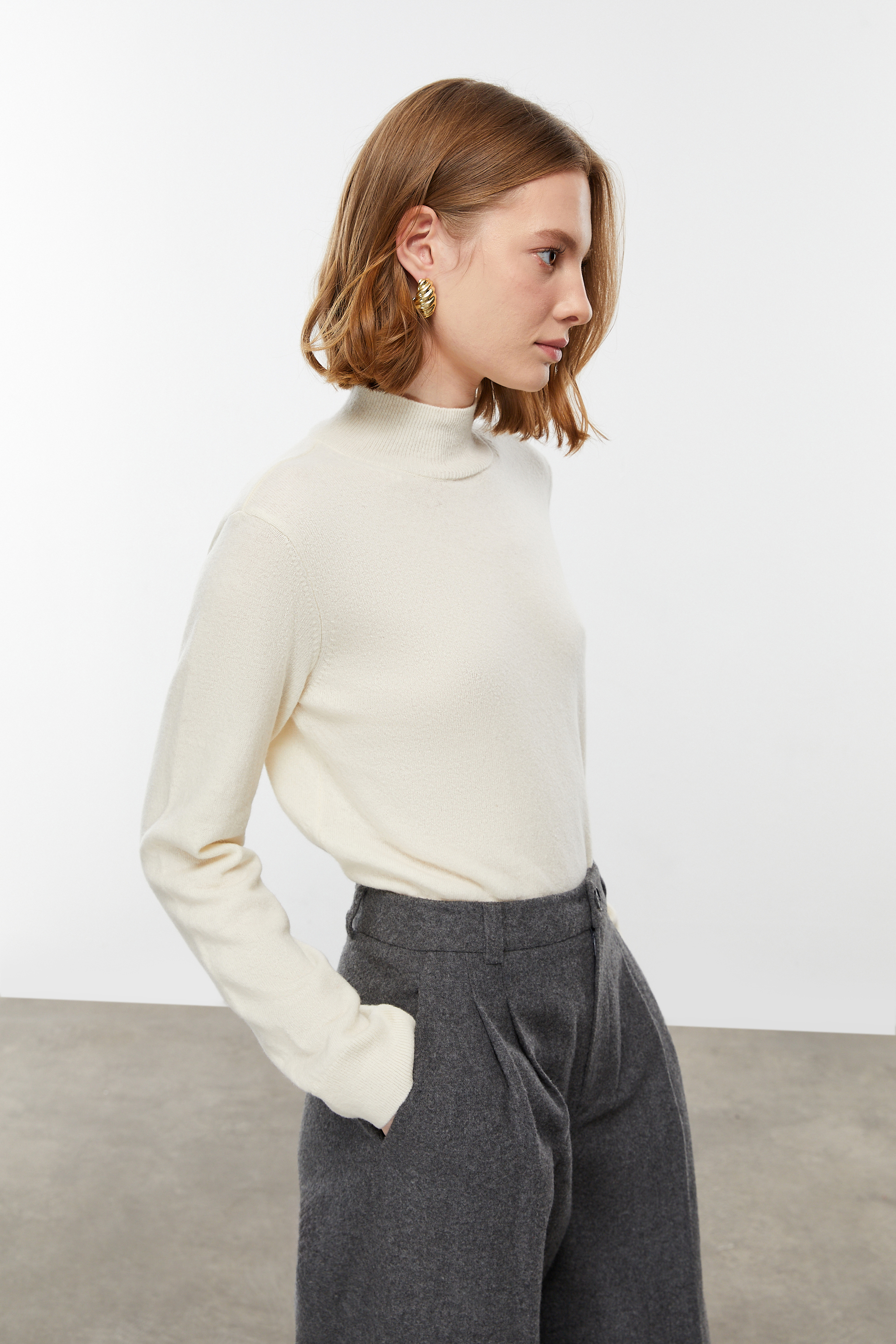 YÜN KARIŞIMLI DİK YAKA TRİKO KAZAK