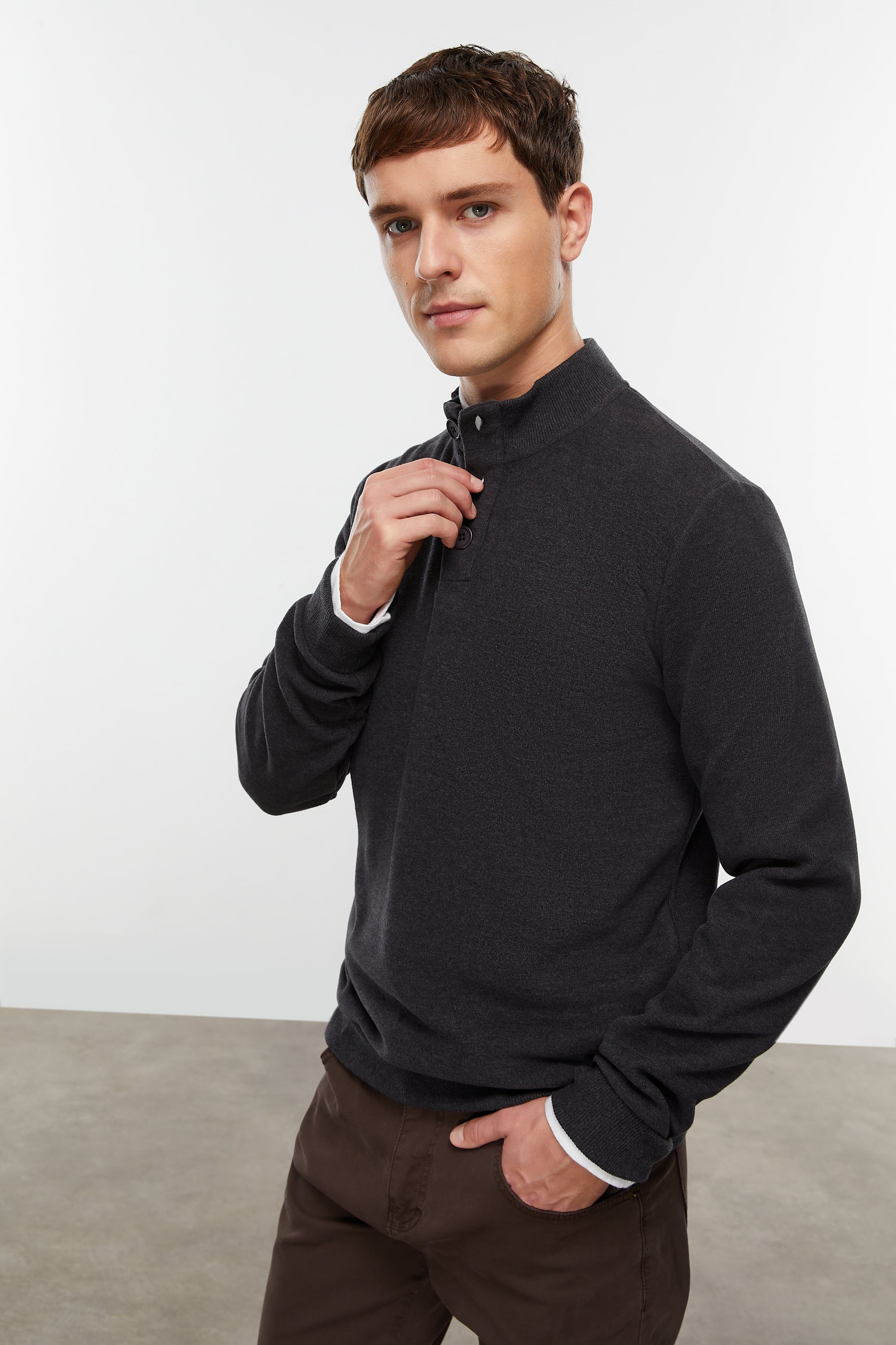 DÜĞMELİ DİK YAKA SWEATSHIRT