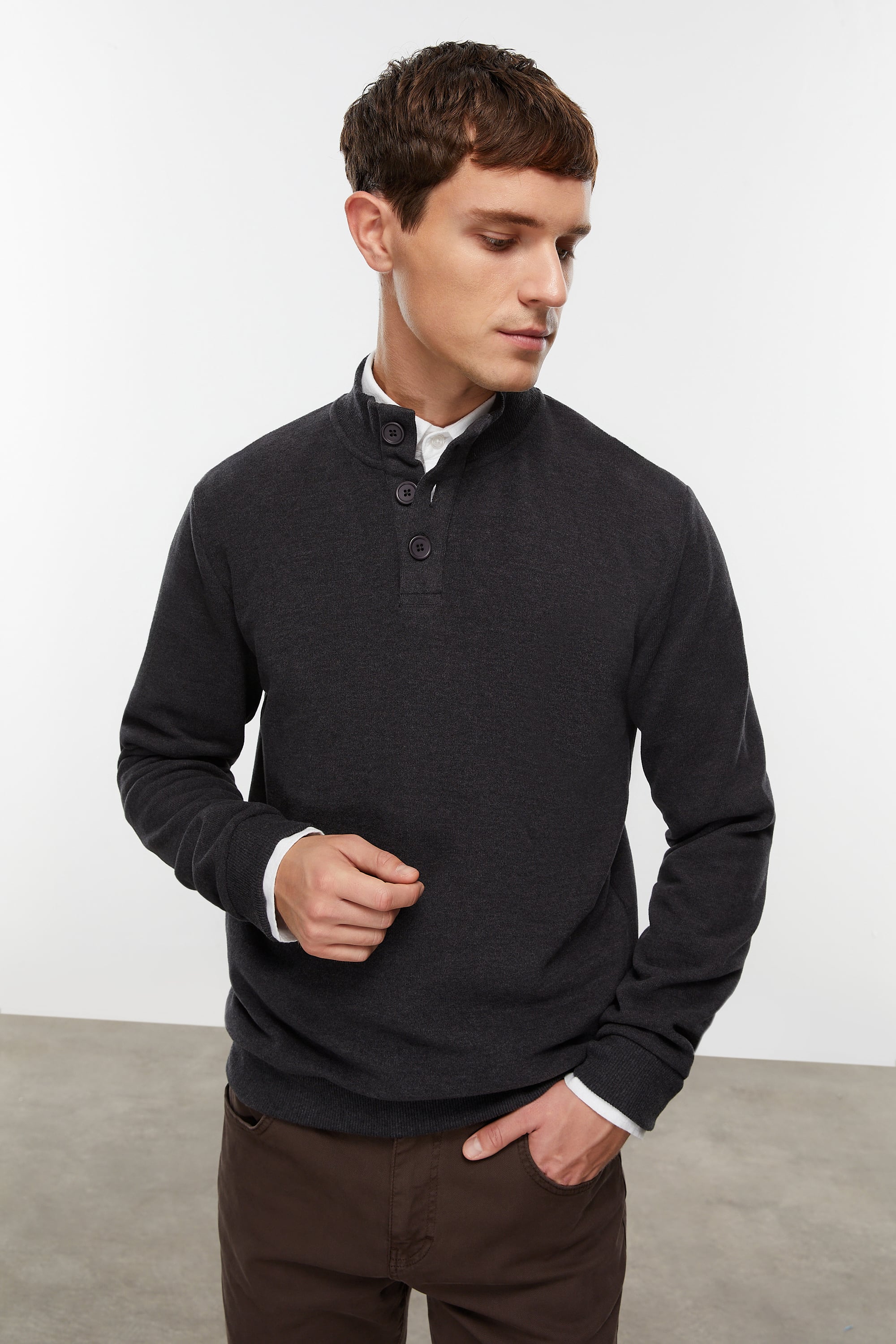 DÜĞMELİ DİK YAKA SWEATSHIRT