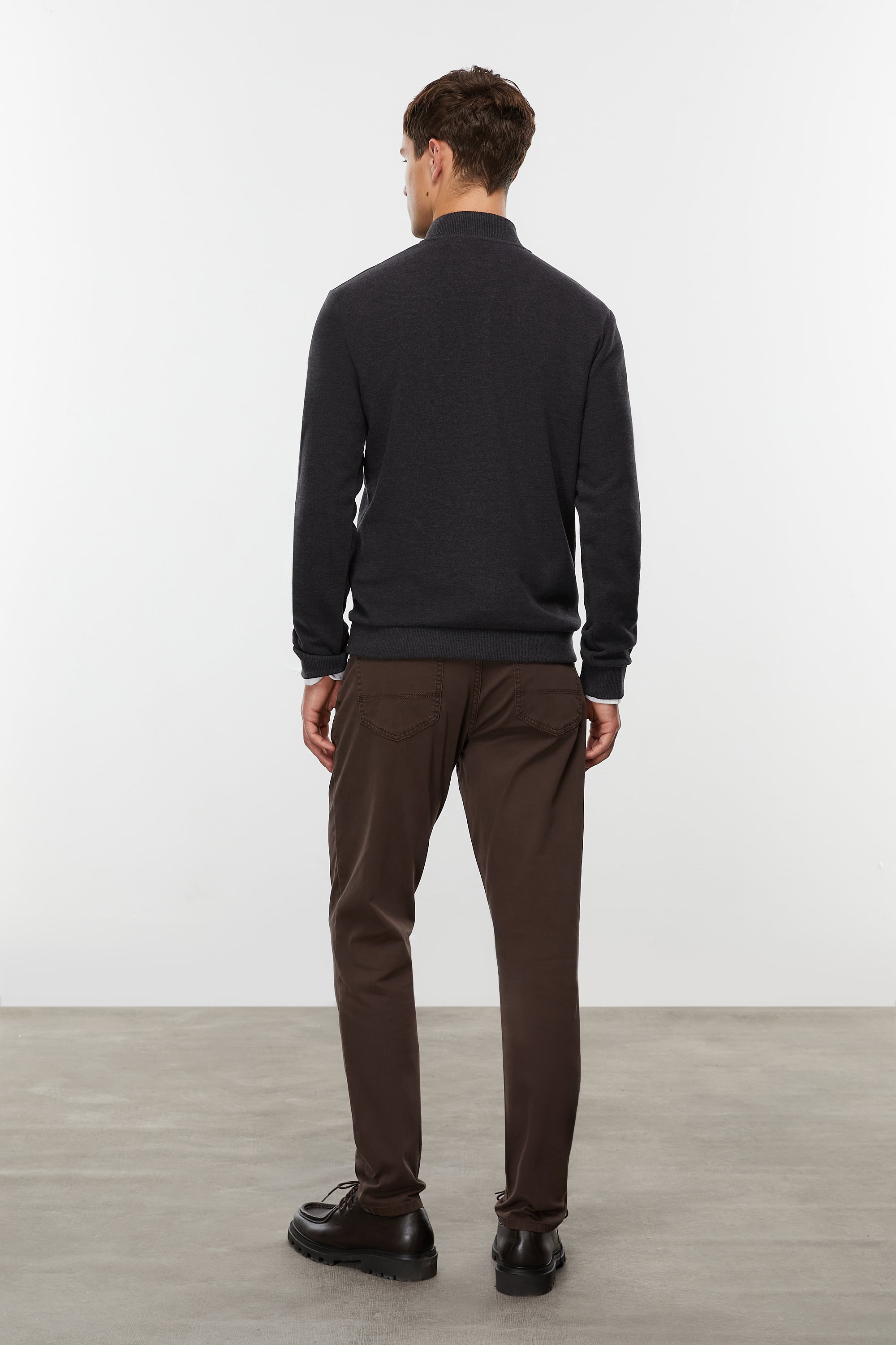 DÜĞMELİ DİK YAKA SWEATSHIRT