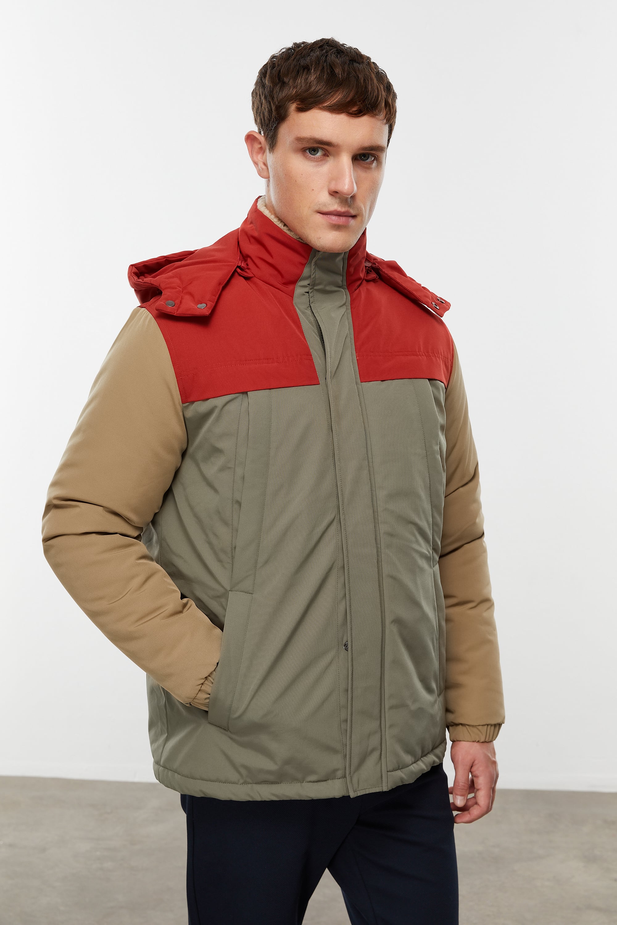 ÇIKARILABİLİR KAPÜŞONLU MONT